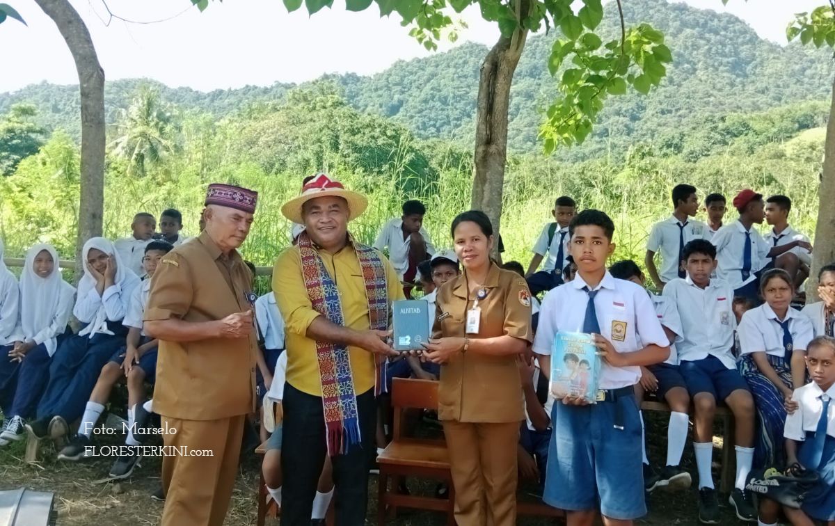 Penyerahan buku secara simbolis oleh Yanto De Flores kepada pihak sekolah SMP Negeri Henga.