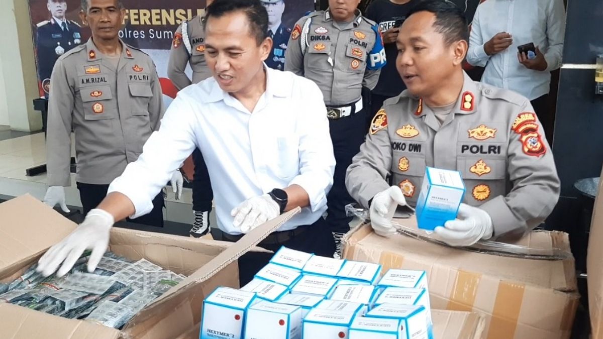 Kapolres Sumedang AKBP Joko Dwi Harsono memperlihatkan barang bukti obat-obatan terlarang  pada kasus pengeroyokan dan penganiayaan saat Konferensi Pers di Mapolres Sumedang, Senin, 25 Maret 2024.