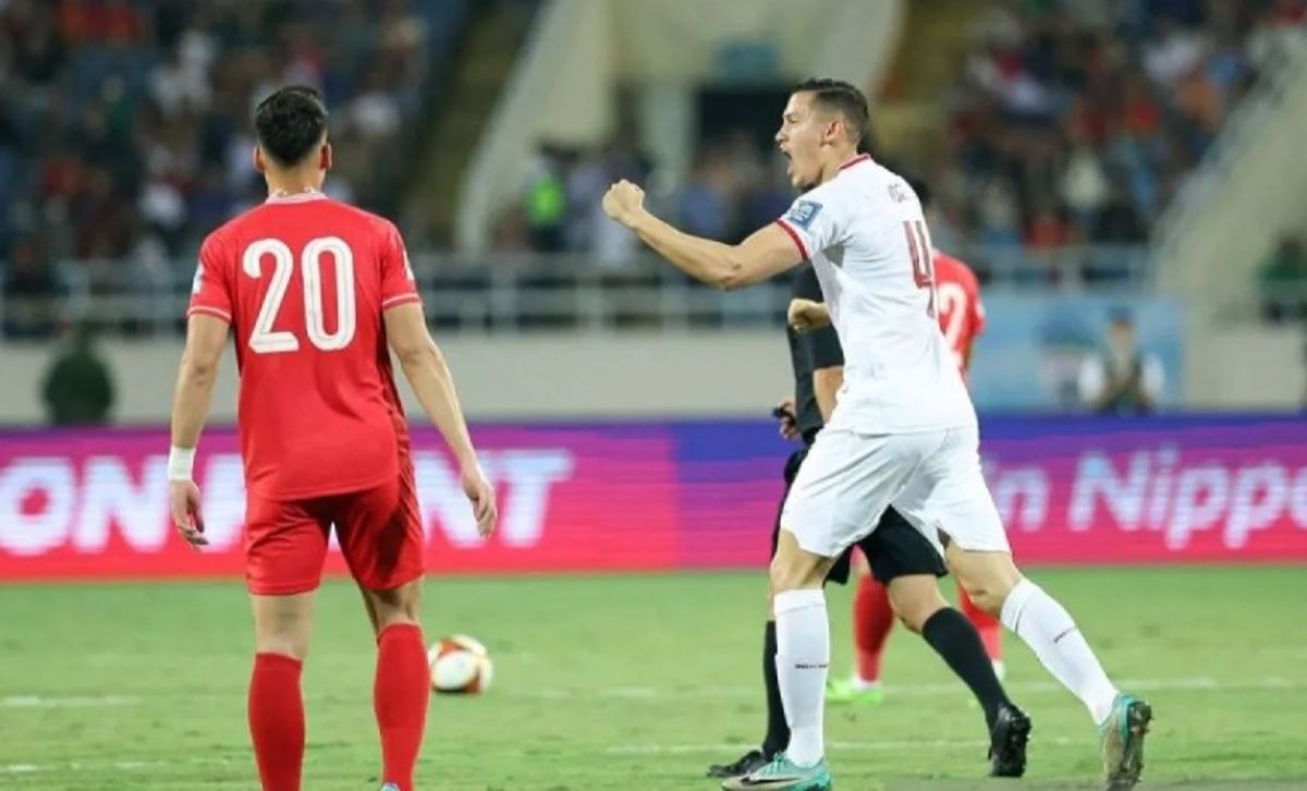 Selebrasi Jay Idzes usai mencetak gol pertama dari kemenangan Indonesia 3-0 atas Vietnam di Stadion My Dinh, Hanoi.