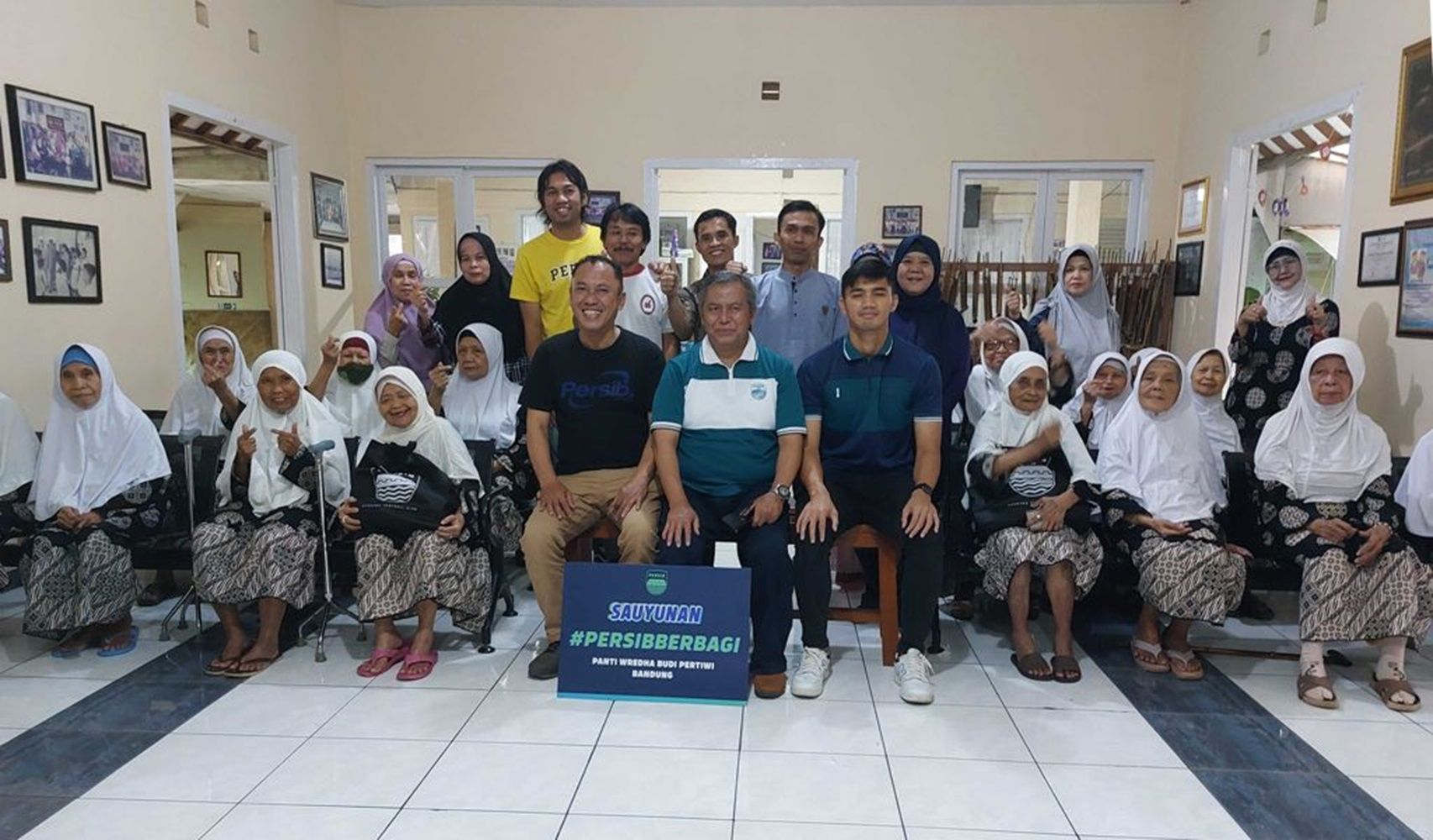 PT Persib Bandung Bermartabat mengunjungi Panti Sosial Tresna Wreda Budi Pertiwi, Jalan Sancang, Kota Bandung, Selasa, 26 Maret 2024.