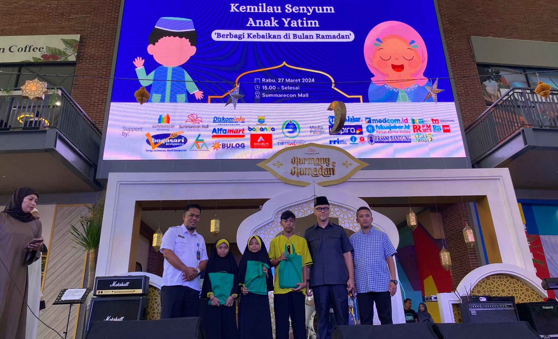 Pewarta Balai Kota Bandung  mengajak 50 orang anak yatim Panti Asuhan Nurur Rizqi nonton bareng di bioskop yang berada di Summarecon Mall, Rabu 27 Maret 2024