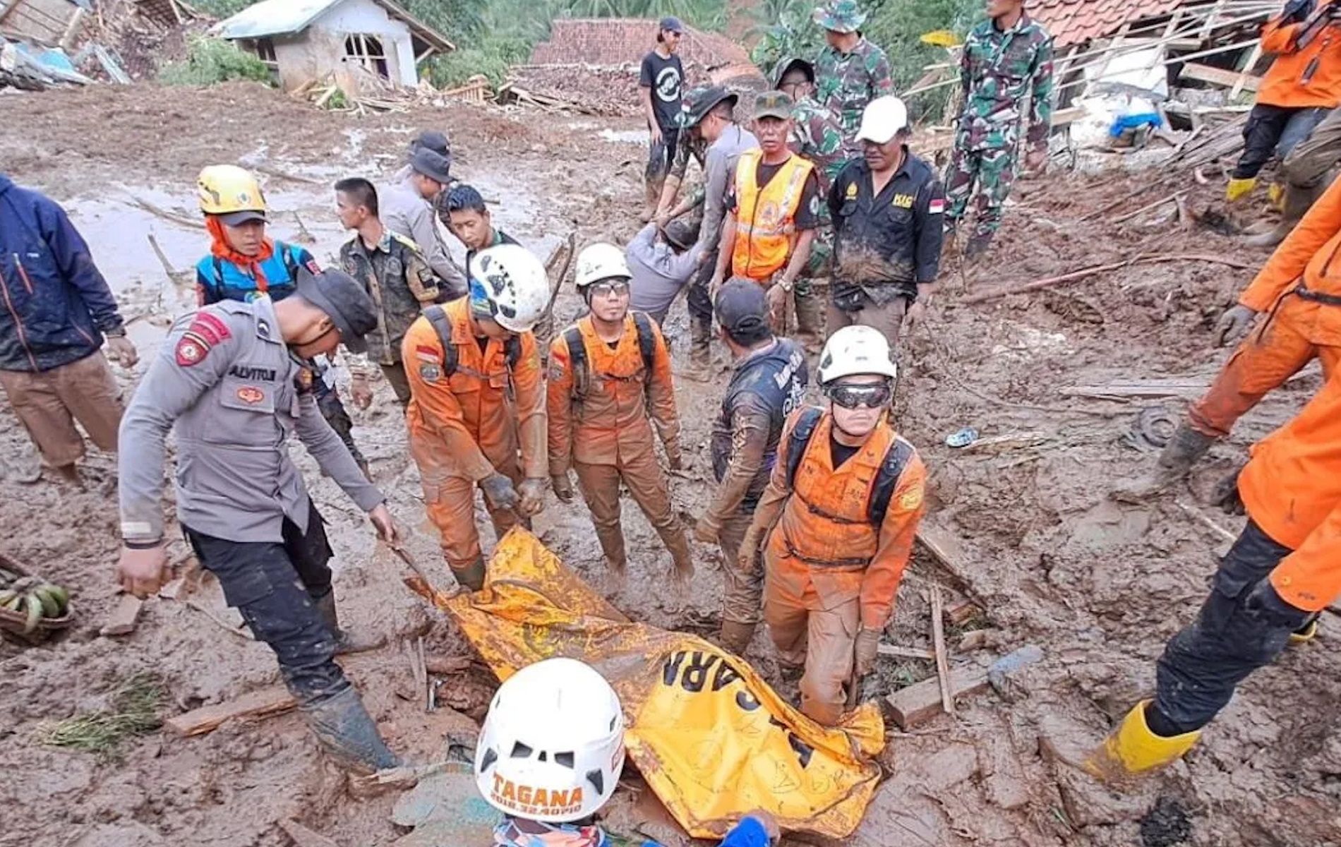 Tim SAR Gabungan saat mengevakuasi jasad korban banjir dan tanah longsor di Gintung, Cicendo, Bandung Barat, Jawa Barat, Selasa (26/3/2024).
