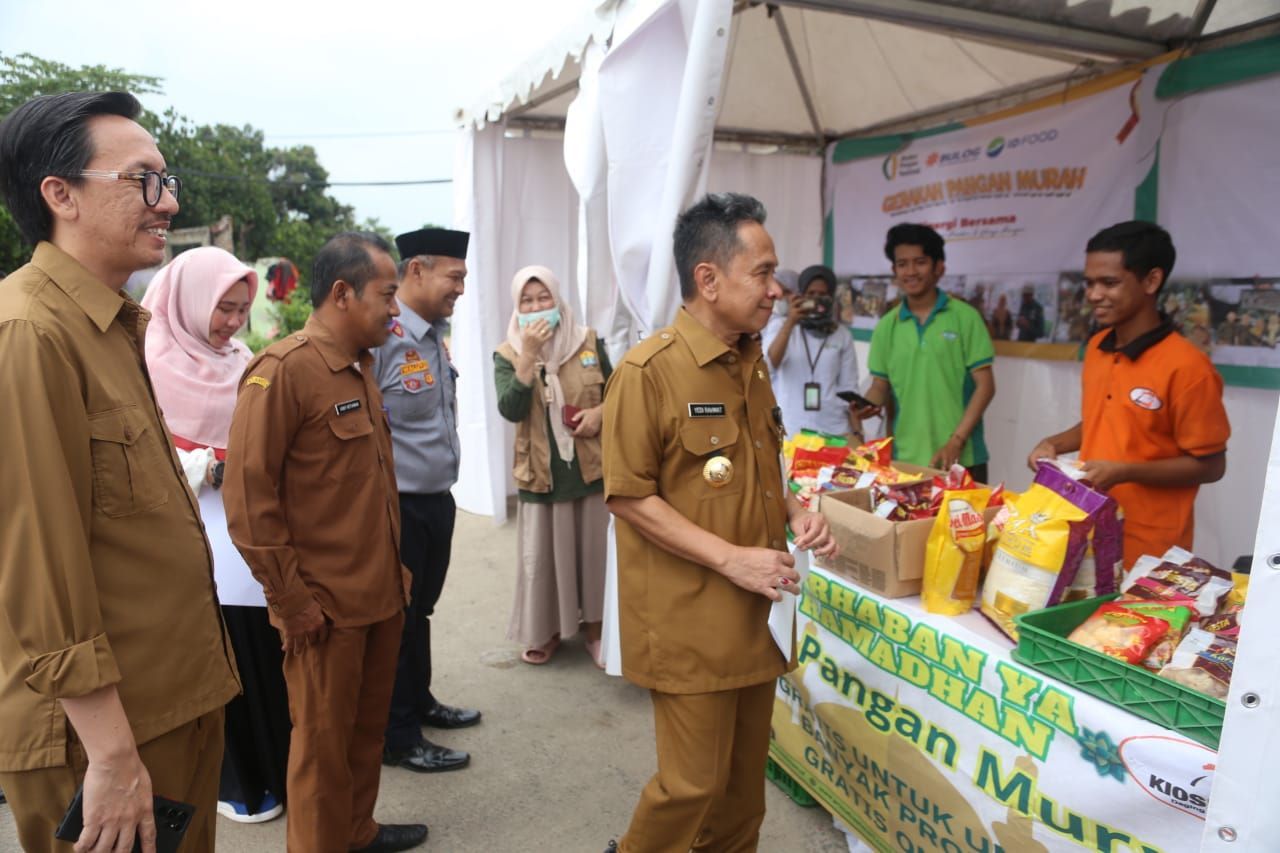 Pj Wali Kota Serang Yedi Rahmat saat meninjau bazar pangan murah di lokasi Ramadan Fair.
