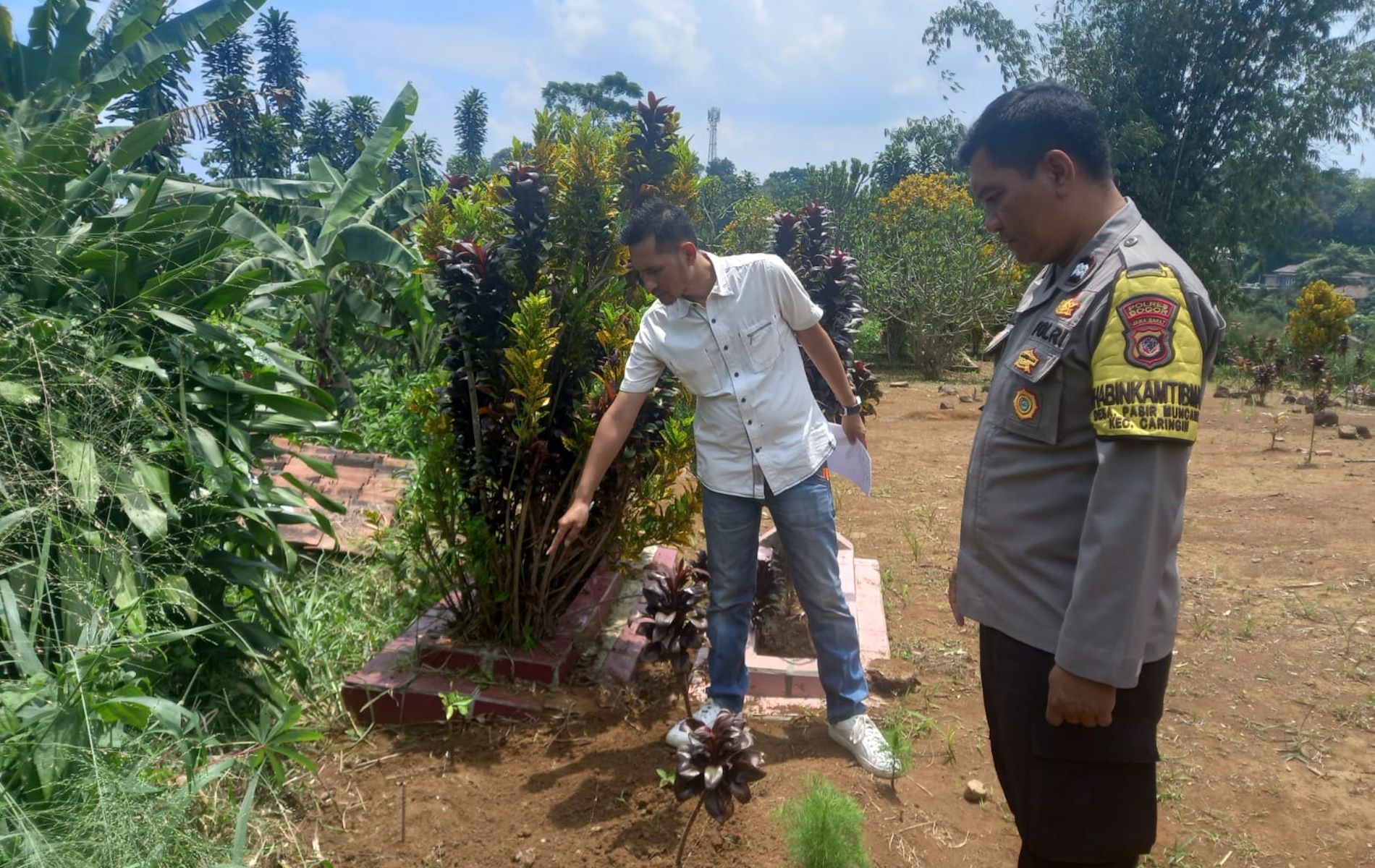 Mayat bayi laki-laki ditemukan di Kampung Pasir Muncang RT 03/ RW 02 Desa Pasir Muncang, Kecamatan Caringin, Kabupaten Bogor tepatnya di samping tempat pembuangan sampah di pinggir jalan Cipopokol, kini sudah dimakamkan.