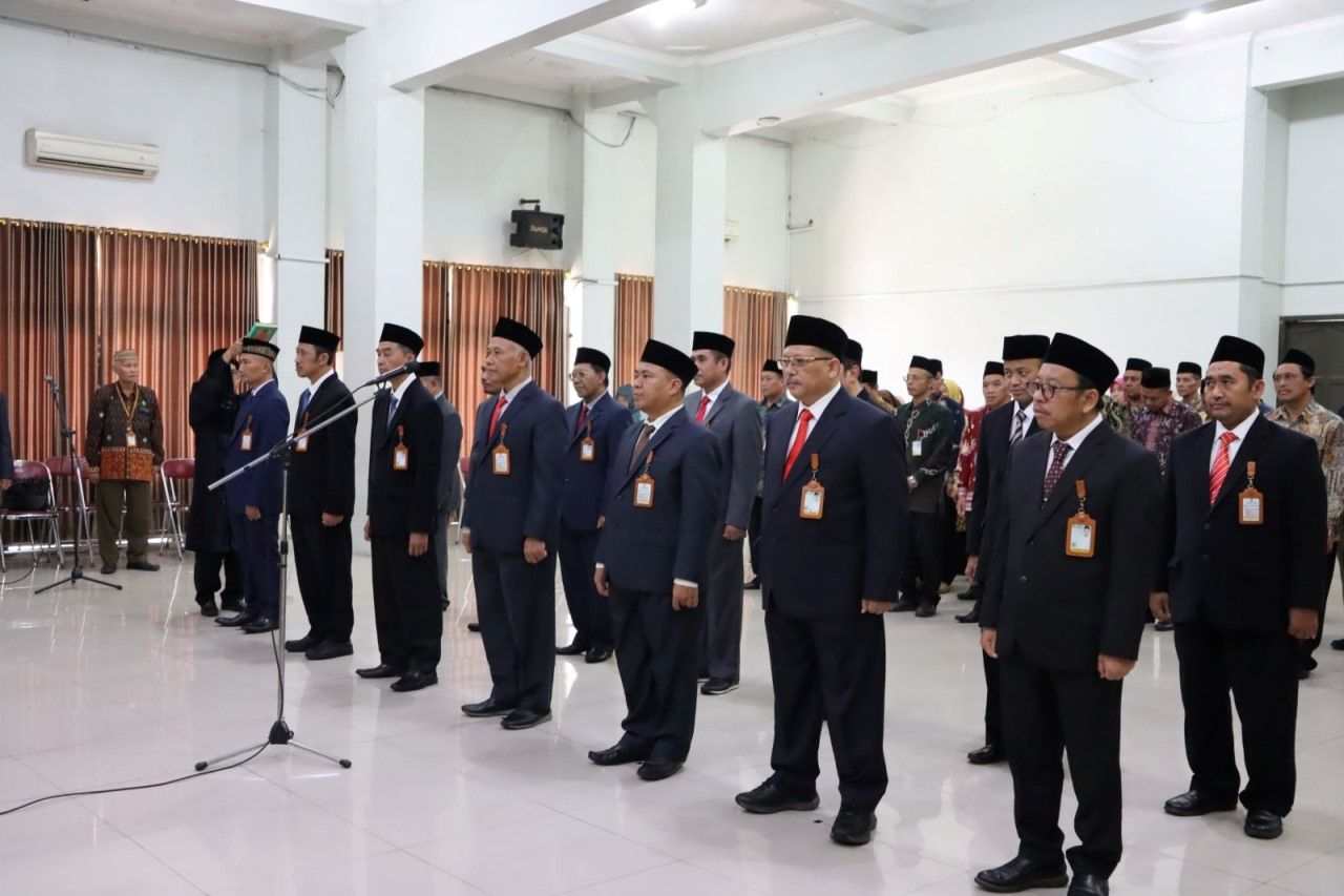 14 pejabat baru UIN Walisongo Semarang mengucapkan sumpah janji jabatan. Mereka dilantik Rektor Prof Nizar di Gedung Ahmad Ludjito (Auditorium 1) Kampus 1 UIN Walisongo Semarang, Rabu (17/3/2024).