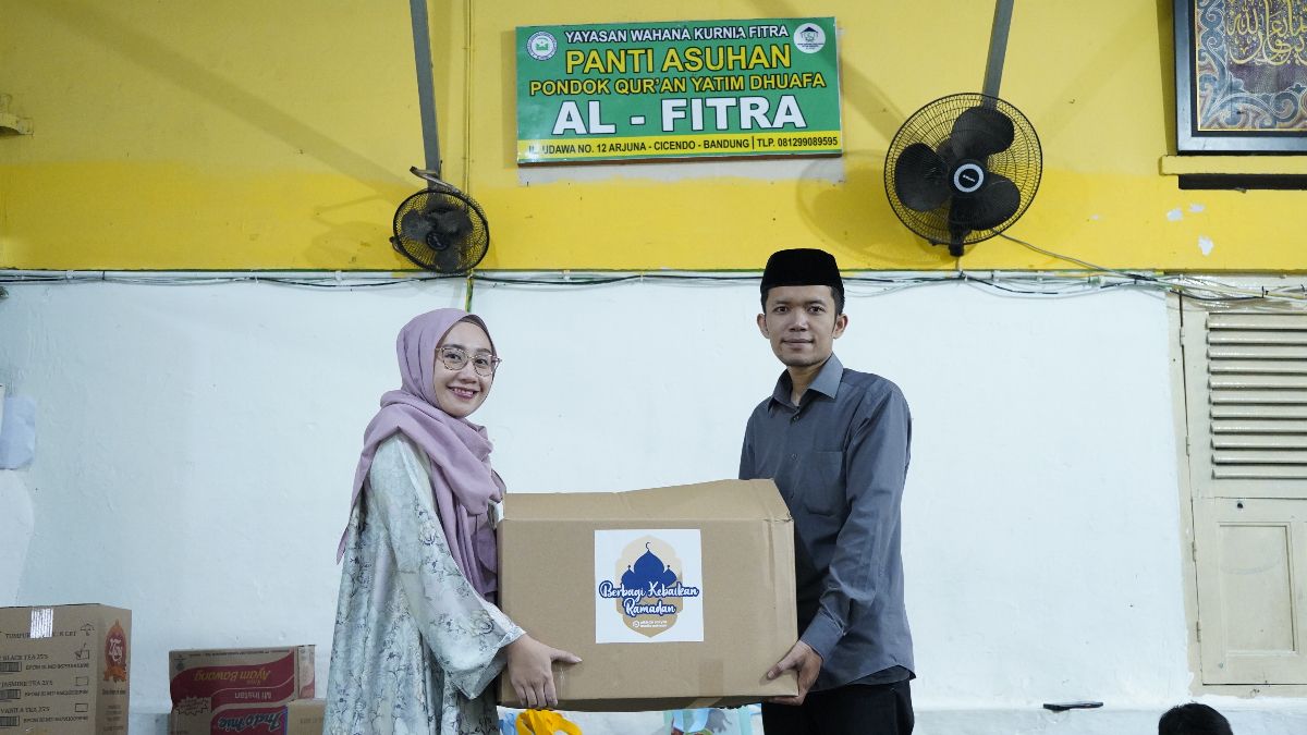 Vice President Finance PRMN, Rhyma Putri saat Berbagi Kebaikan Ramadhan 2024 di Panti Asuhan Al-Fitra Bandung.
