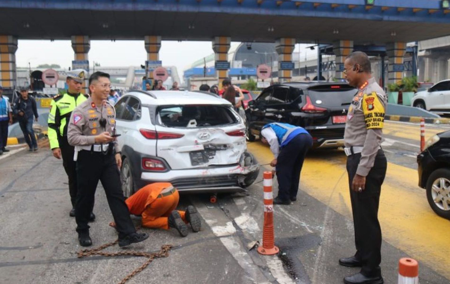 Dirlantas Polda Metro Jaya Kombes Pol Latif Usman (kanan) saat mengecek kecelakaan di Gerbang Tol Halim, Rabu (27/3/2024).