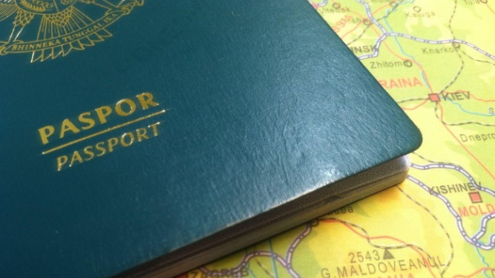 Paspor adalah kunci untuk menjelajahi dunia. Pastikan paspor Anda aman dari kerusakan