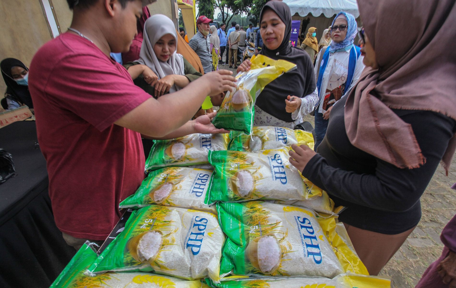 Pemerintah Kabupaten Bogor bekerja sama dengan Bulog serta Kadin Kabupaten Bogor menggelar Pasar Ramadhan yang menyediakan sejumlah kebutuhan pokok yang dijual lebih murah dari pasaran.