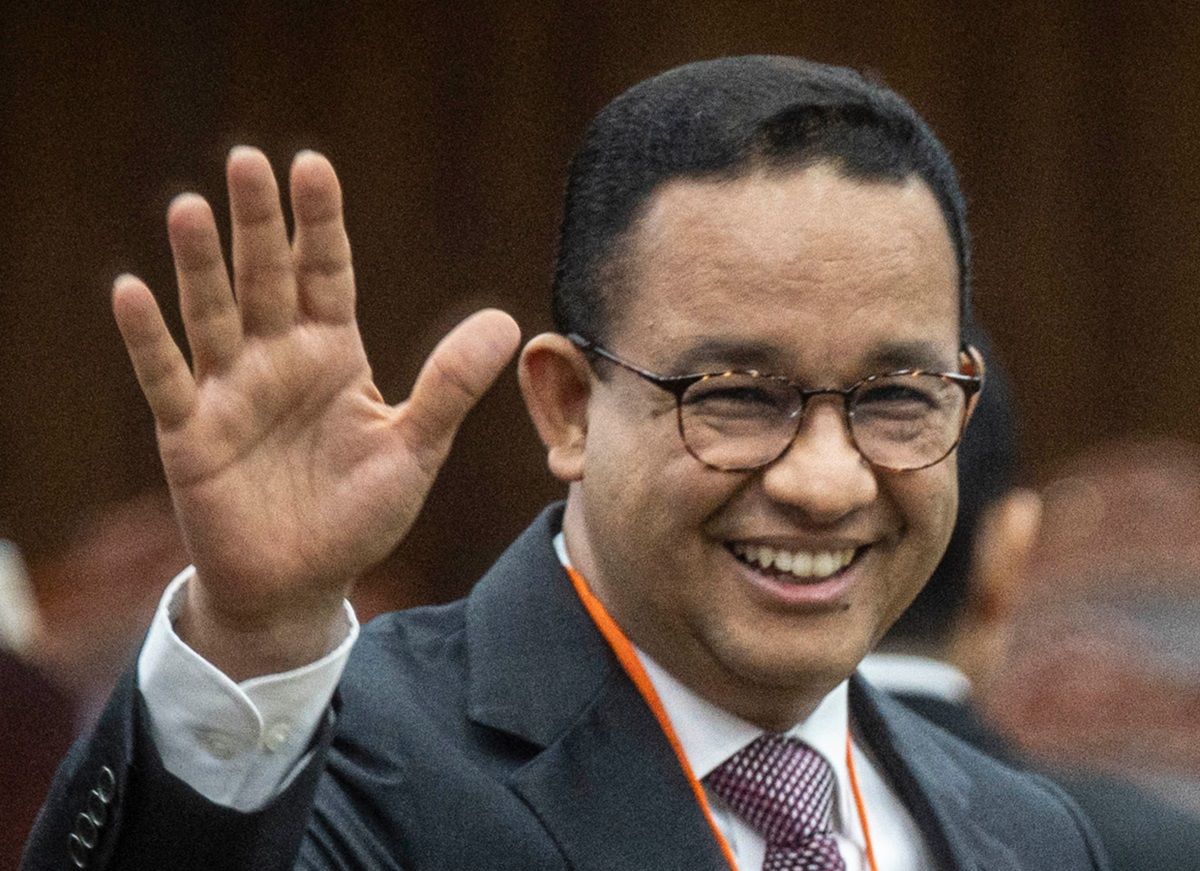 Capres nomor urut 1 Anies Baswedan selaku pihak pemohon melambaikan tangan sebelum dimulainya sidang perdana perselisihan hasil Pilpres 2024 di Gedung Mahkamah Konstitusi, Jakarta pada Rabu. 27 Maret 2024.