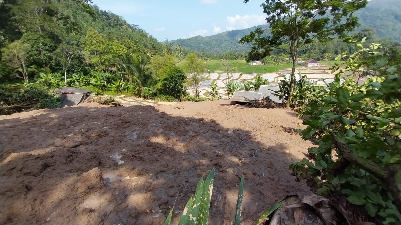 Kondisi tebing yang longsor akibat diguyur hujan deras pada Minggu, 25 Maret 2024 lalu di Desa Cimaja, Kecamatan Cikakak, Sukabumi.