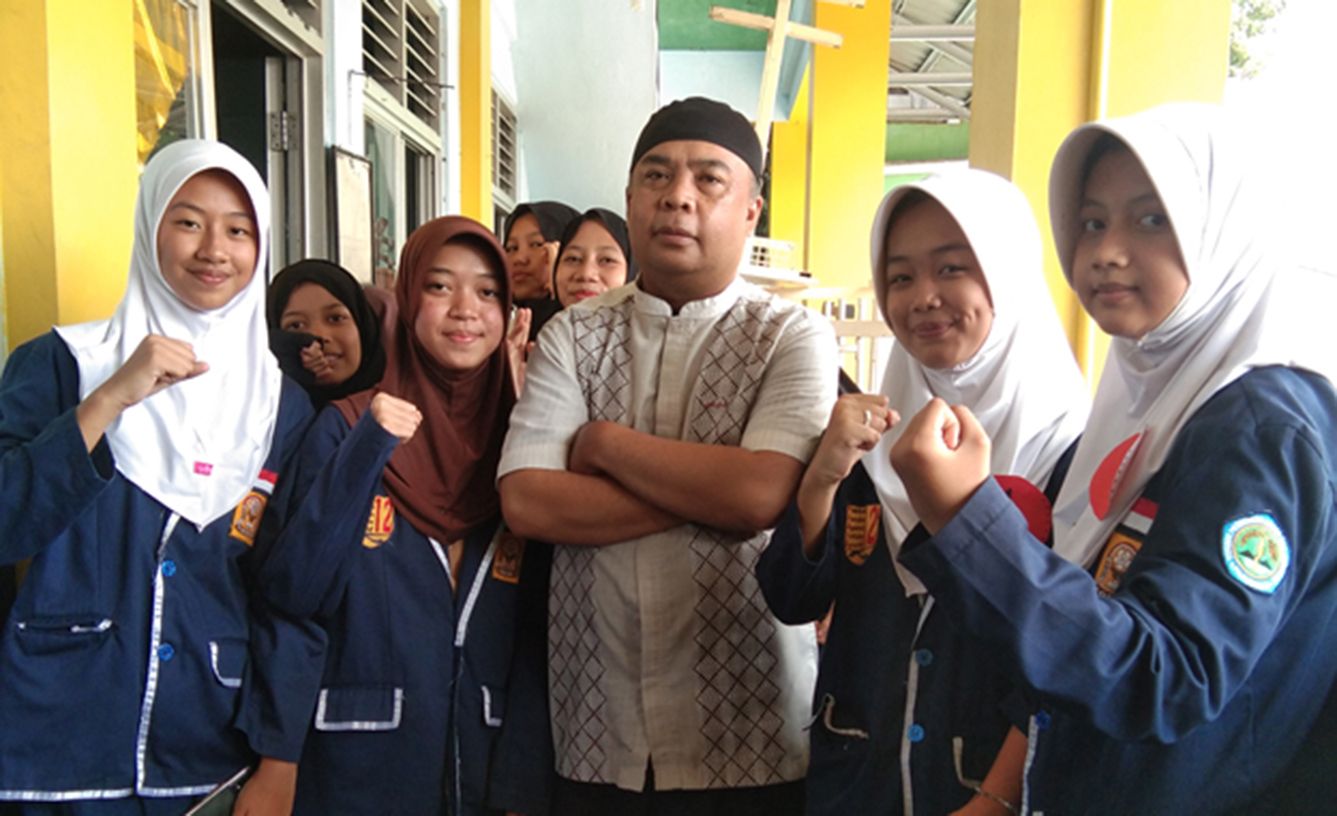 Kepala SMP Pasundan 12 Kota Bandung, Zainal Hakim, SE., S.Pd , raket jeung siswa didikna.