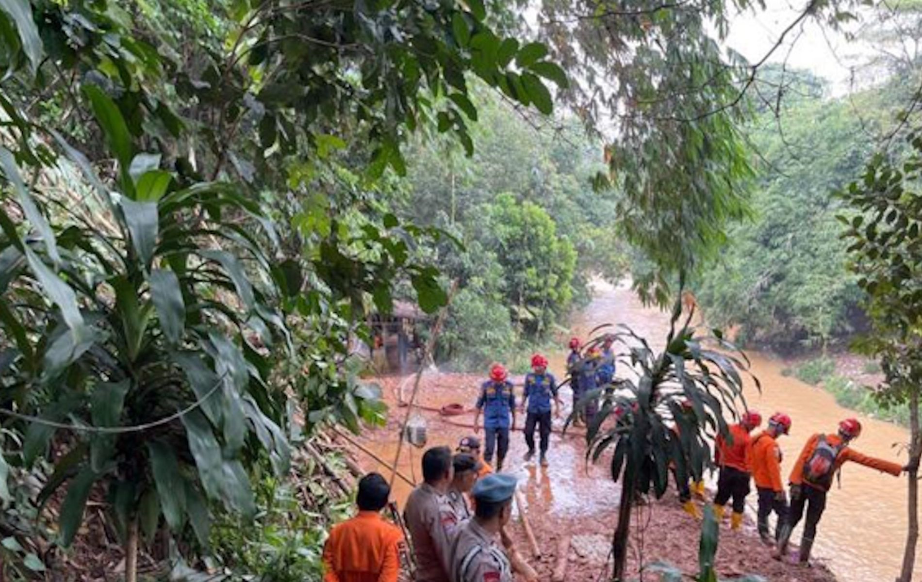 Pencarian korban longsor bernama Anah (65) di Desa Sentul, Babakan Madang, Kabupaten Bogor, pada Selasa (26/3/2024).