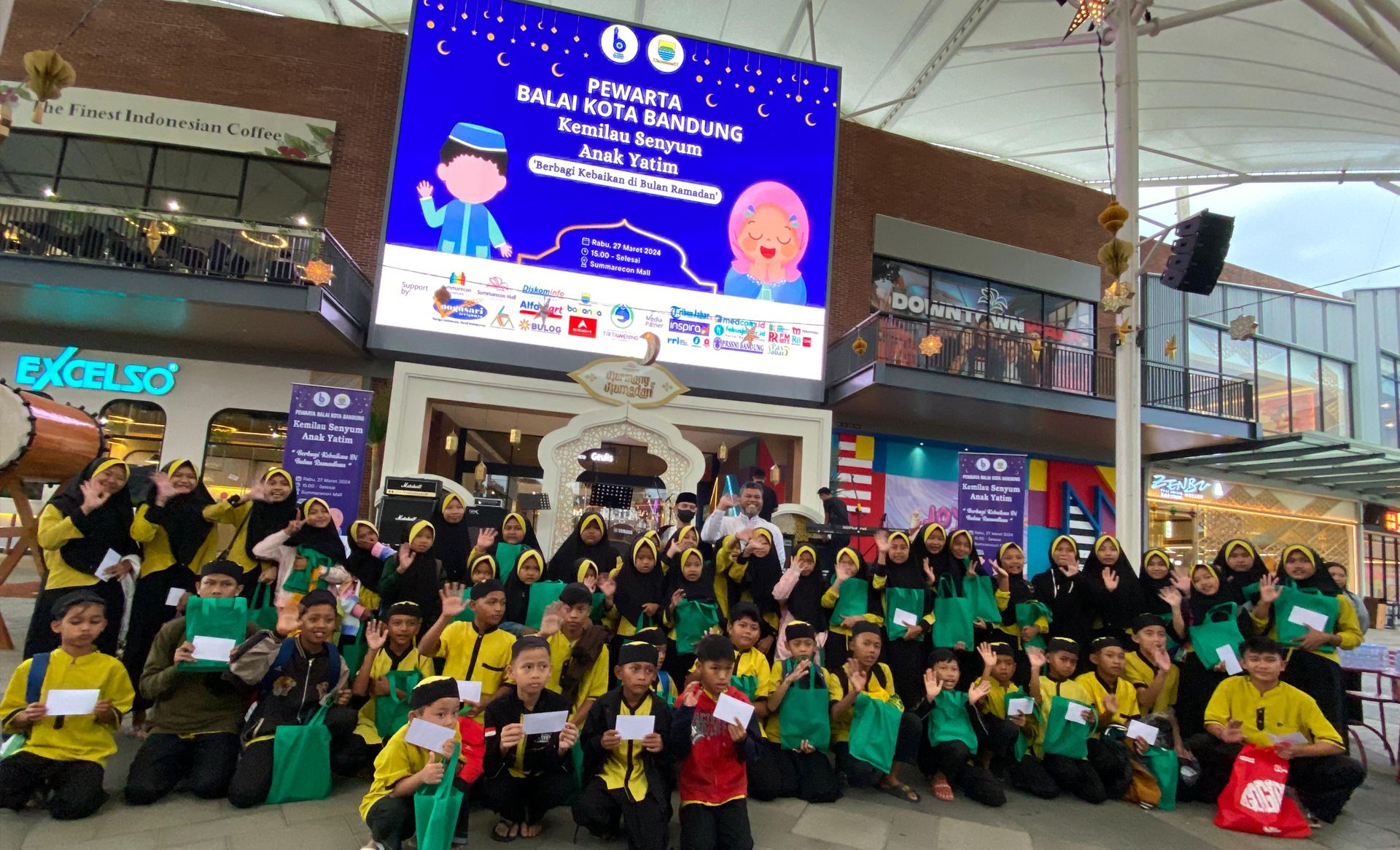 Pewarta Balai Kota Bandung  mengajak 50 orang anak yatim Panti Asuhan Nurur Rizqi nonton bareng di bioskop yang berada di Summarecon Mall, Rabu 27 Maret 2024