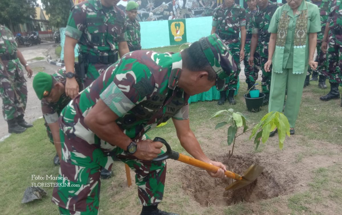 Danrem 161 Wirasakti Kupang saat menanam pohon sebagai simbol kunjungan perdana di Makodim Sikka.//