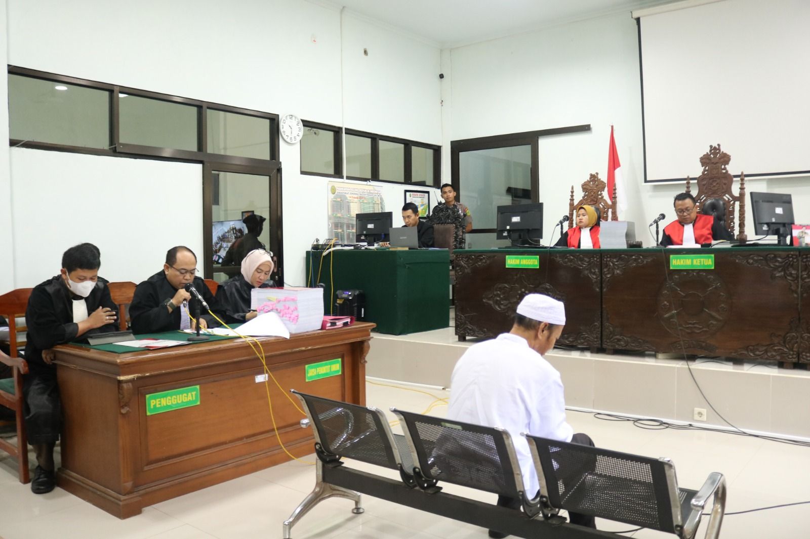momen saat Yosef terdakwa kasus pembunuh ibu dan anak di Subang duduk di kursi terdakwa