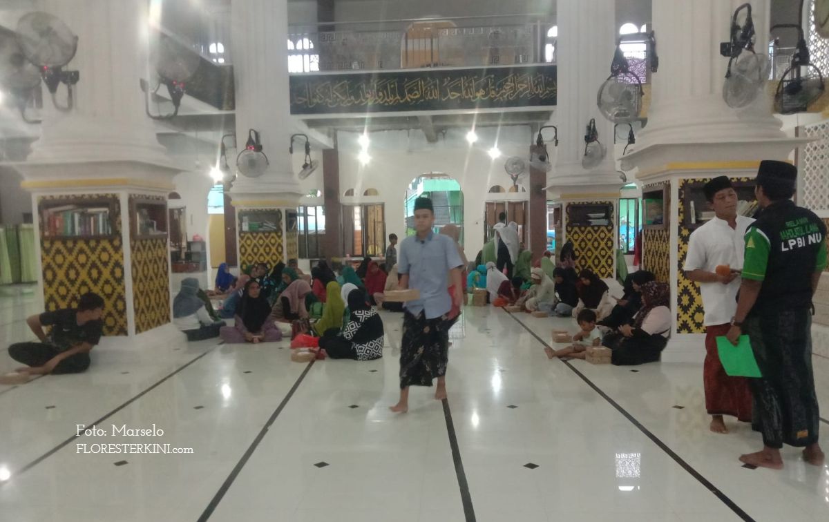 Acara buku puasa bersama di Masjid Al Muhajirin Perumnas Maumere, Sikka.//