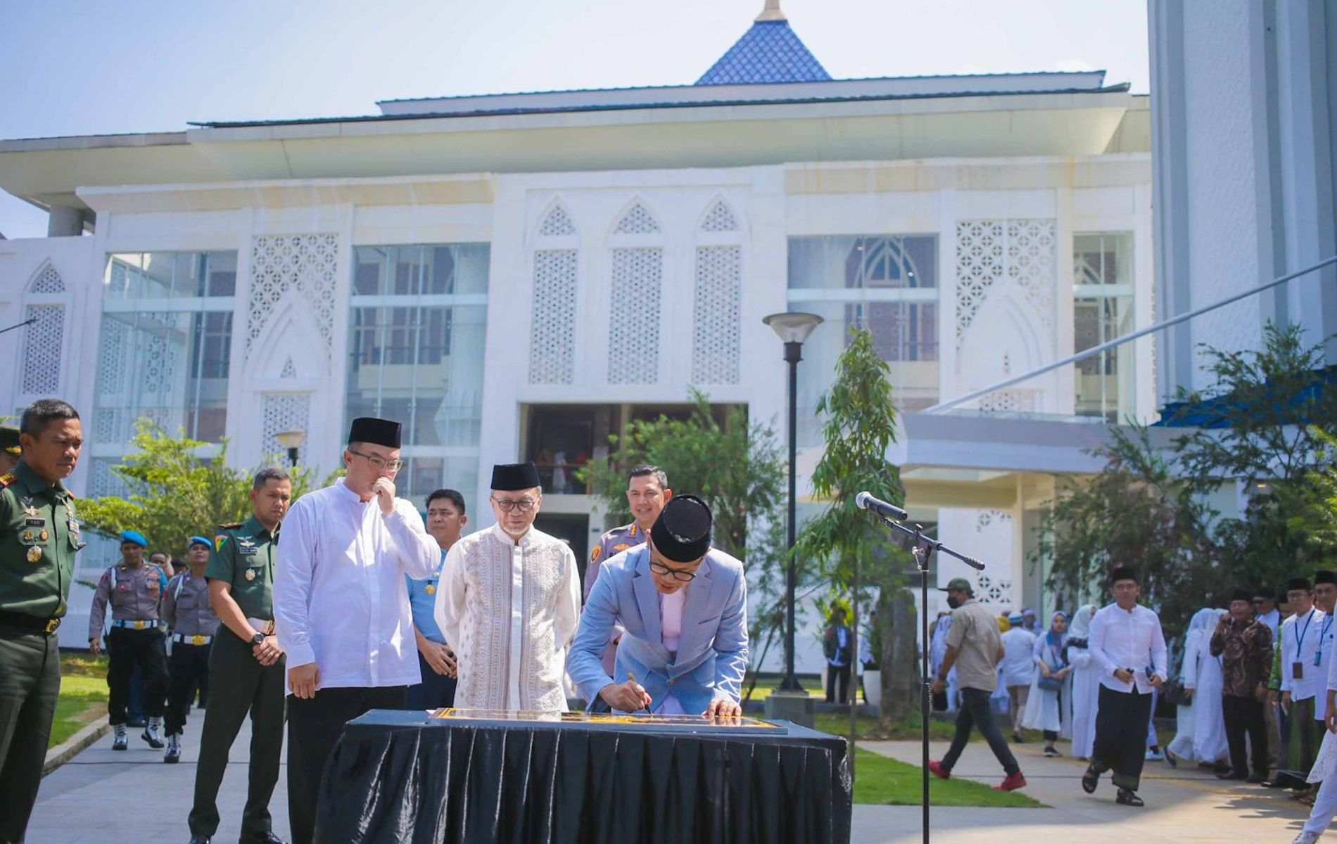Menteri Perdagangan Zulkifli Hasan bersama Wali Kota Bogor Bima Arya saat acara peresmian Masjid Agung, Kota Bogor, Jawa Barat, Kamis (28/3/2024).
