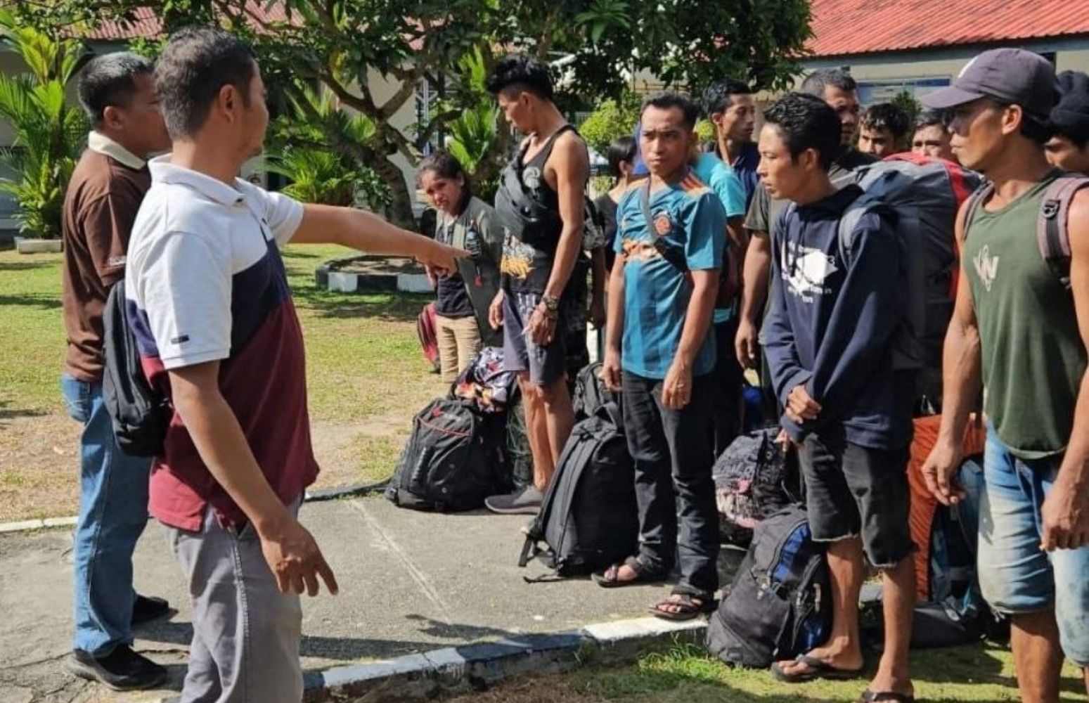 28 Pekerja Migran Indonesia (TKI) ilegal yang hendak pulang ke tanah air melalui jalur tidak resmi diamankan Tentara Nasional Indonesia (TNI) Angkatan Laut (AL) di perairan Tanjung Uban, Kabupaten Bintan, Kepulauan Riau (Kepri).