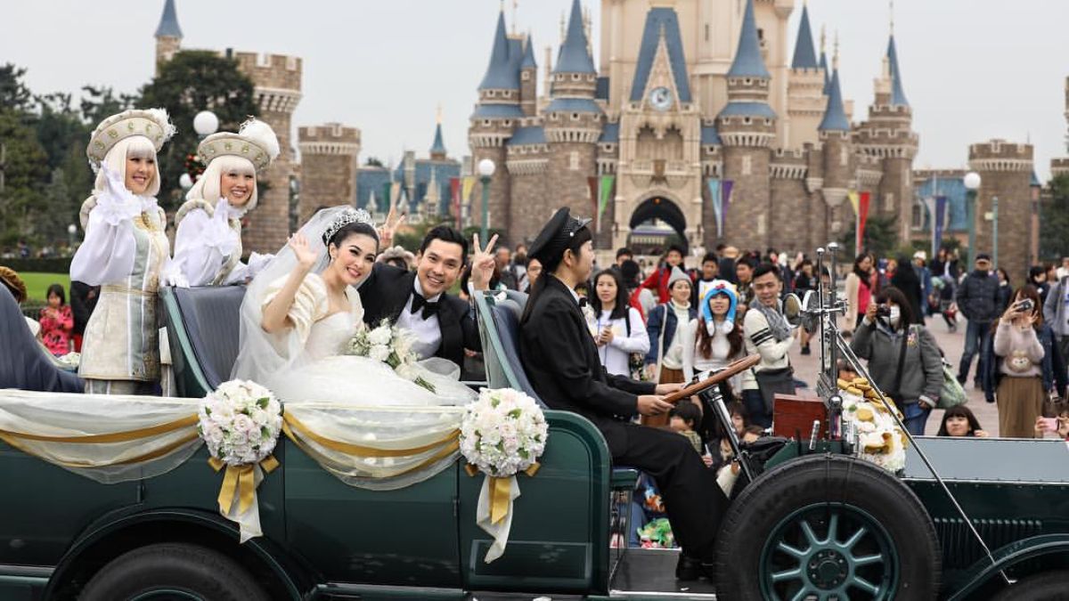 Potret pernikahan mewah Sandra Dewi dan Harvey Moeis di Disneyland pada 2016.