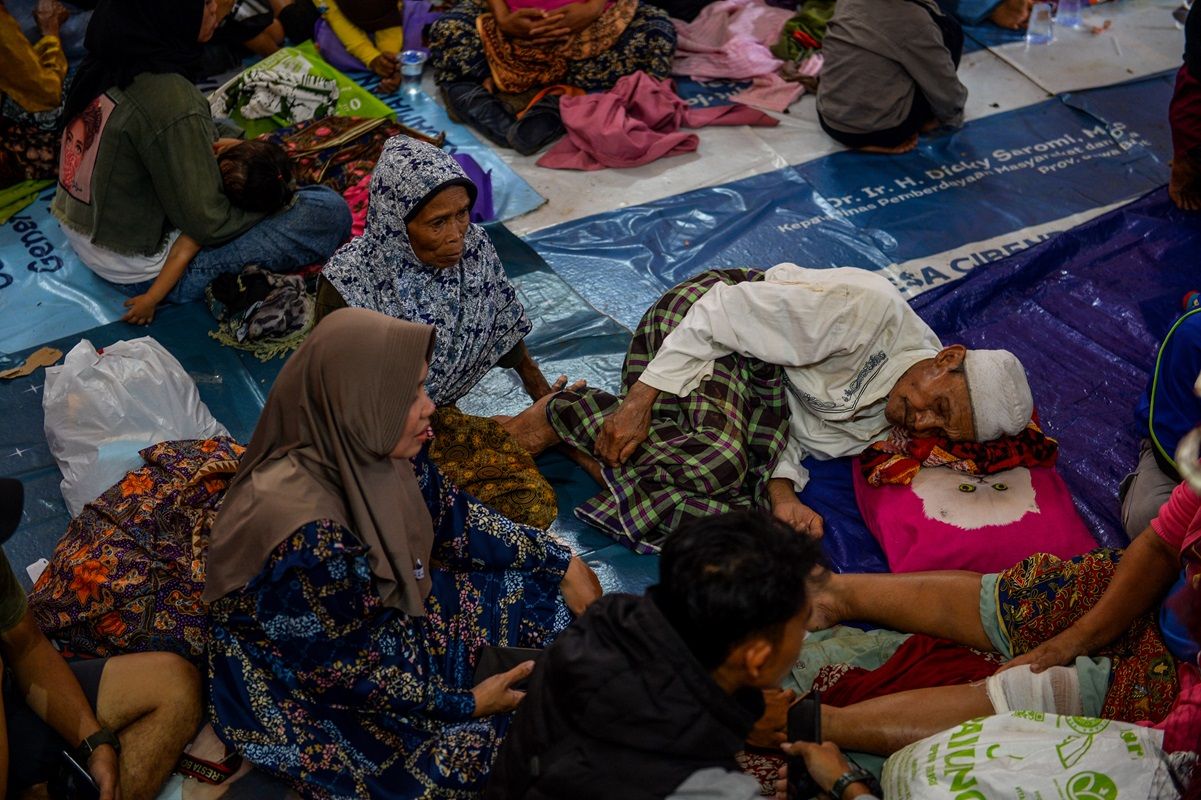 Warga beristirahat di pengungsian, Aula Kantor Desa Cibenda, Kecamatan Cipongkor, Kabupaten Bandung Barat, Jawa Barat, Senin (25/3/2024). Data dari BPBD mencatat sebanyak 350 jiwa mengungsi akibat longsor yang terjadi Minggu (24/3/2024) malam.