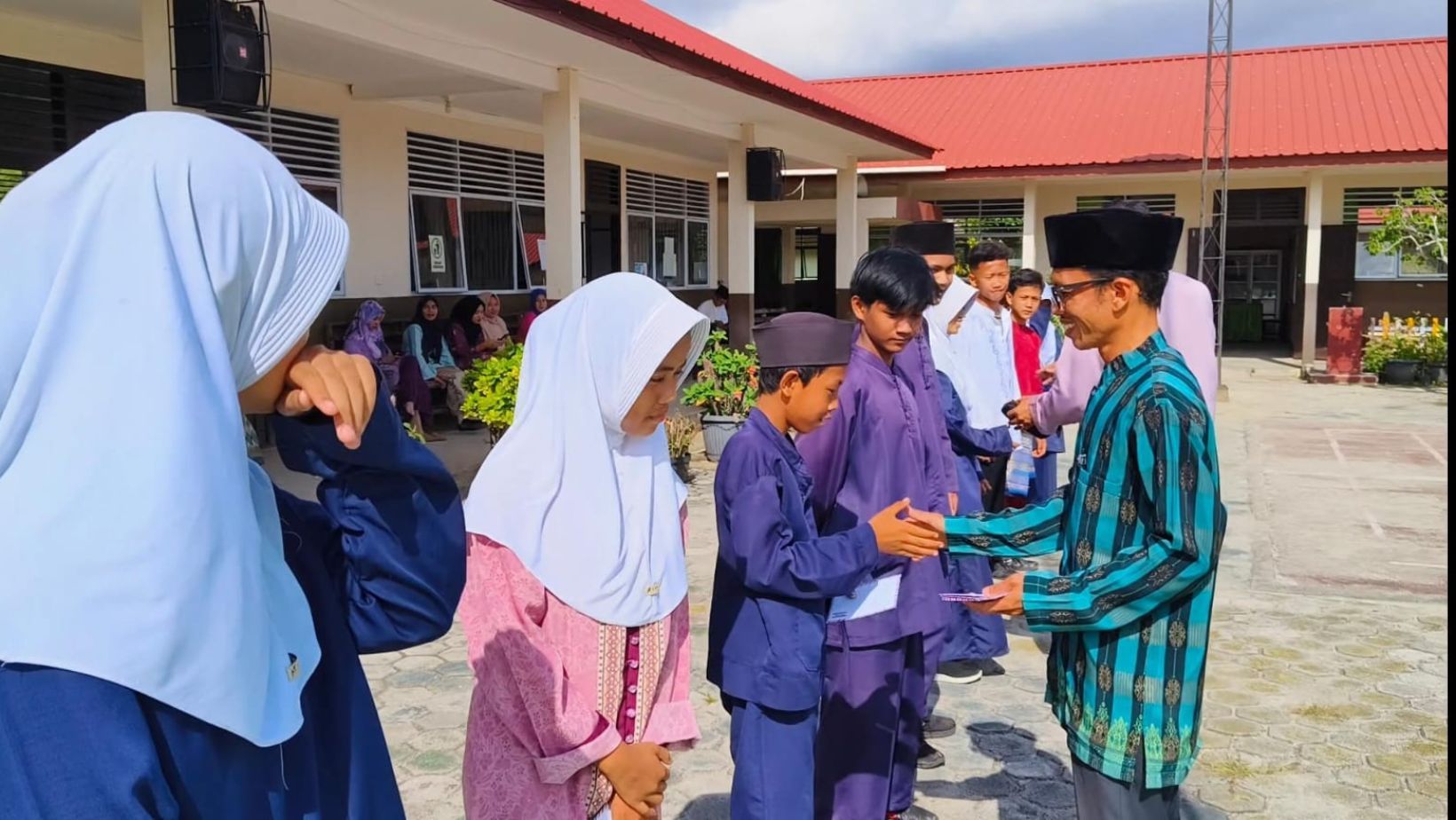 SMP Negeri 2 Singkep Kabupaten Lingga, pada Kamis (28/03) tadi menyalurkan zakat profesi dan Infak Ramadhan kepada 80 peserta didik dan tenaga honorer