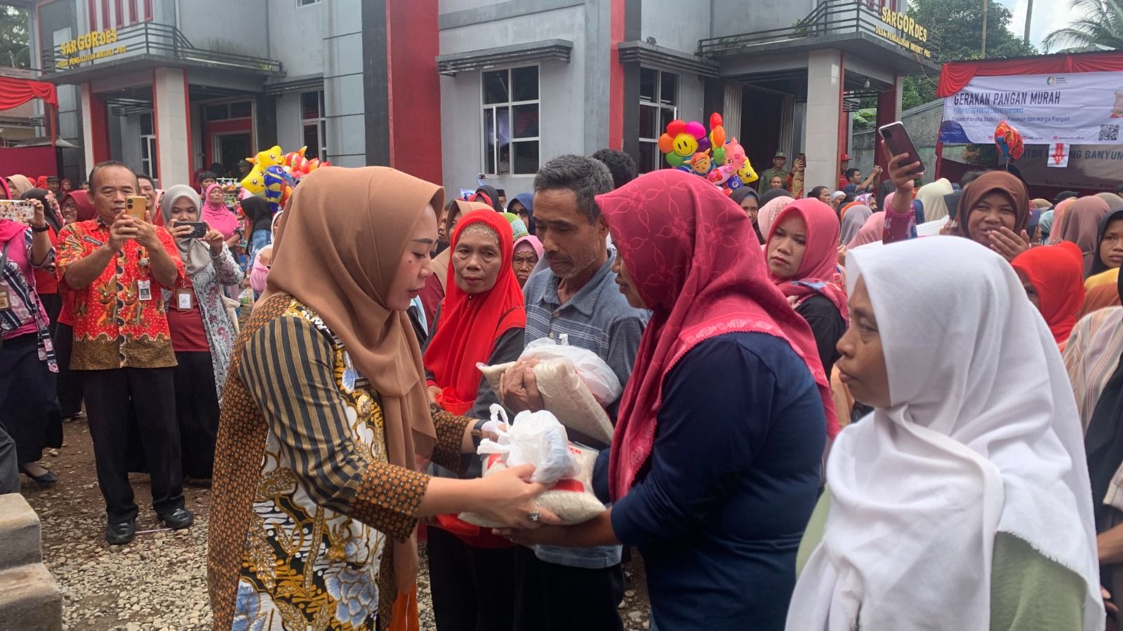 Bupati Tiwi melakukan tinjauan langsung ke Pasar Murah Ramadhan di Desa Pengalusan Kecamatan Mrebet Purbalingga./Dinkominfo Purbalingga