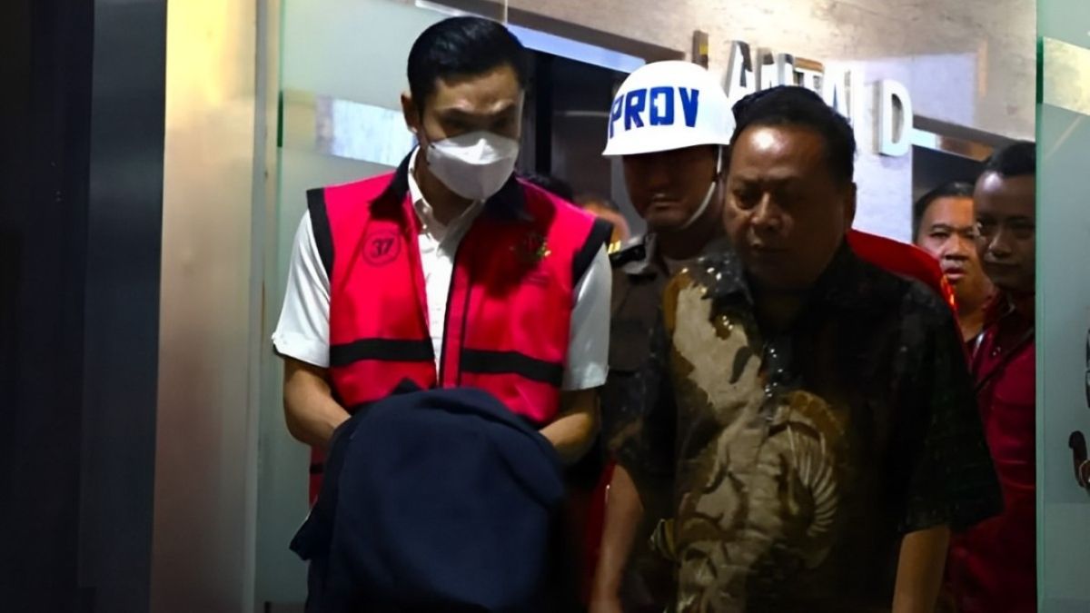 Suami Sandra Dewi, Harvey Moeis keluar dari gedung pemeriksaan Jampidsus Kejaksaan Agung usai ditetapkan sebagai tersangka korupsi timah.