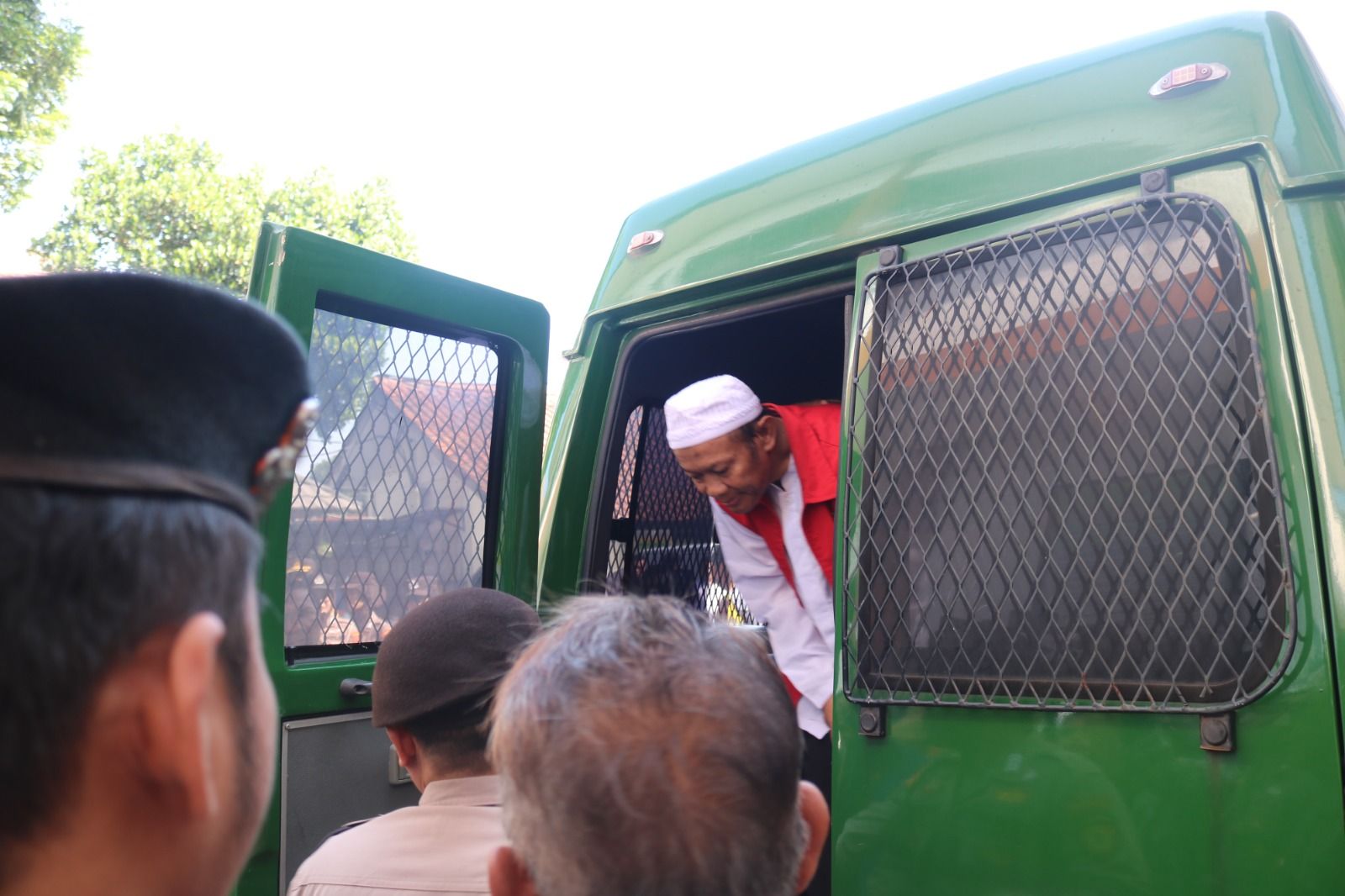 Moment tersangka kasus Subang Yosef turun dari mobil tahanan