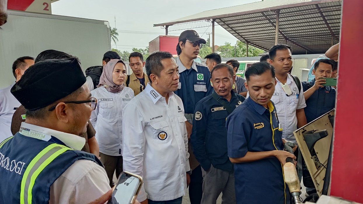 Bupati Karawang Aep Syaepuloh melakukan inspeksi mendadak ke sejumlah SPBU di jalur arteri Karawang, Rabu, 27 Maret 2024.