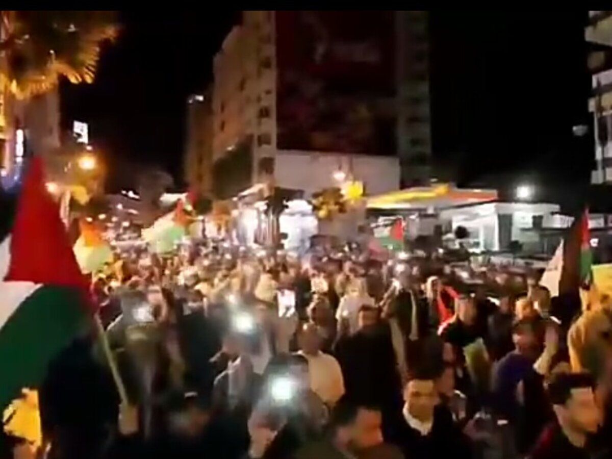 Gelombang Unjuk Rasa Besar-besaran Massa Pro Palestina di Amman Yordania di Depan Kedutaan Israel