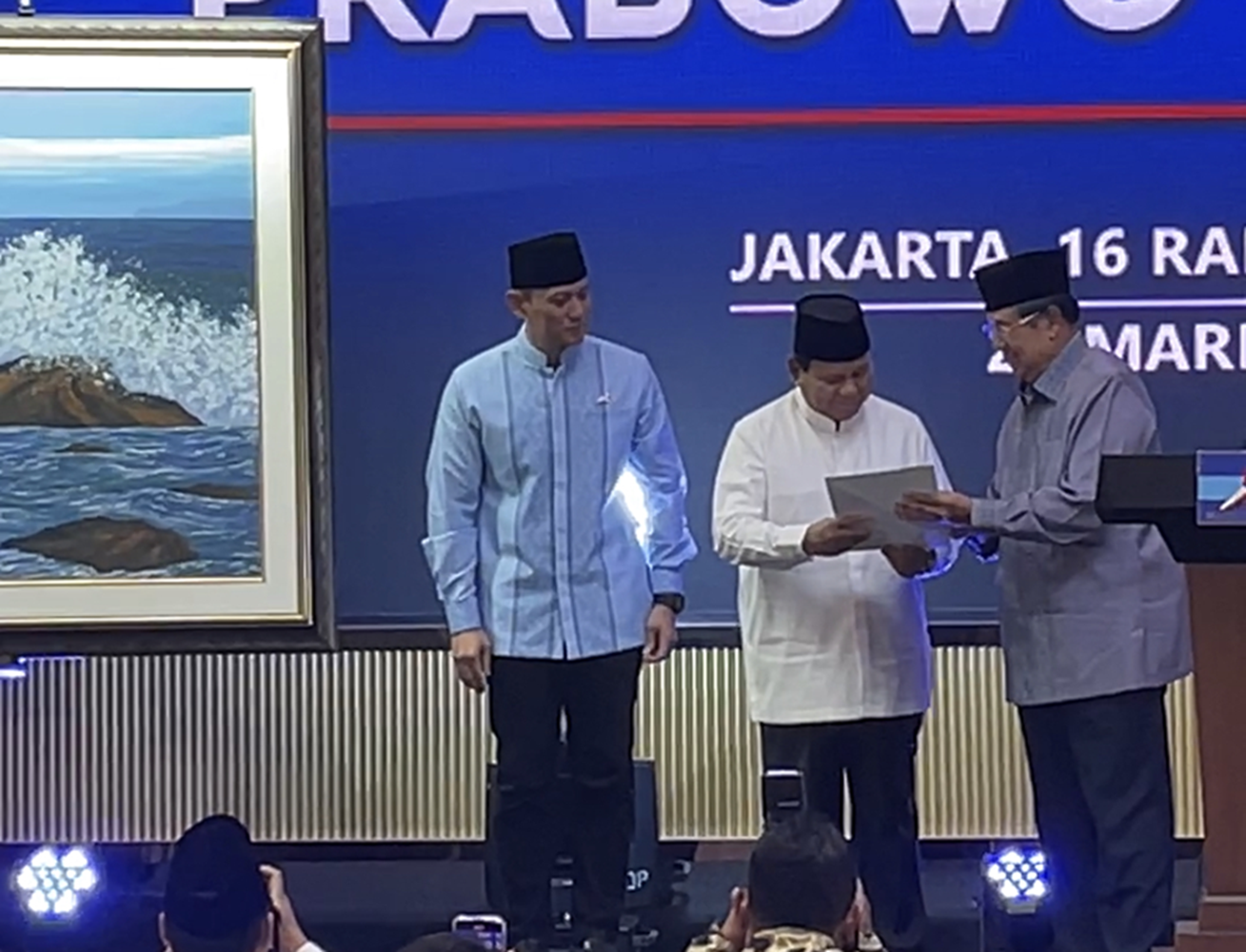 SBY memberikan hadiah lukisan bergambar batu karang kepada Prabowo Subianto.