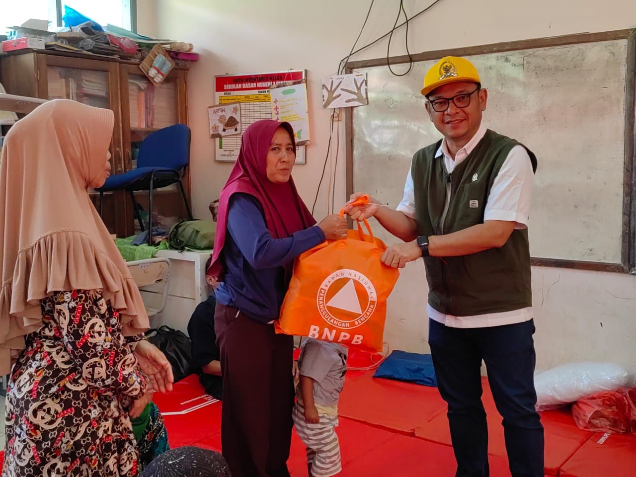 Wakil Ketua Komisi VIII DPR Tubagus Ace Hasan Syadzily saat mengunjungi lokasi bencana tanah longsor dan banjir bandang di Kecamatan Cipongkor, Kabupaten Bandung Barat (KBB), Kamis, 23 Maret 2024./IST