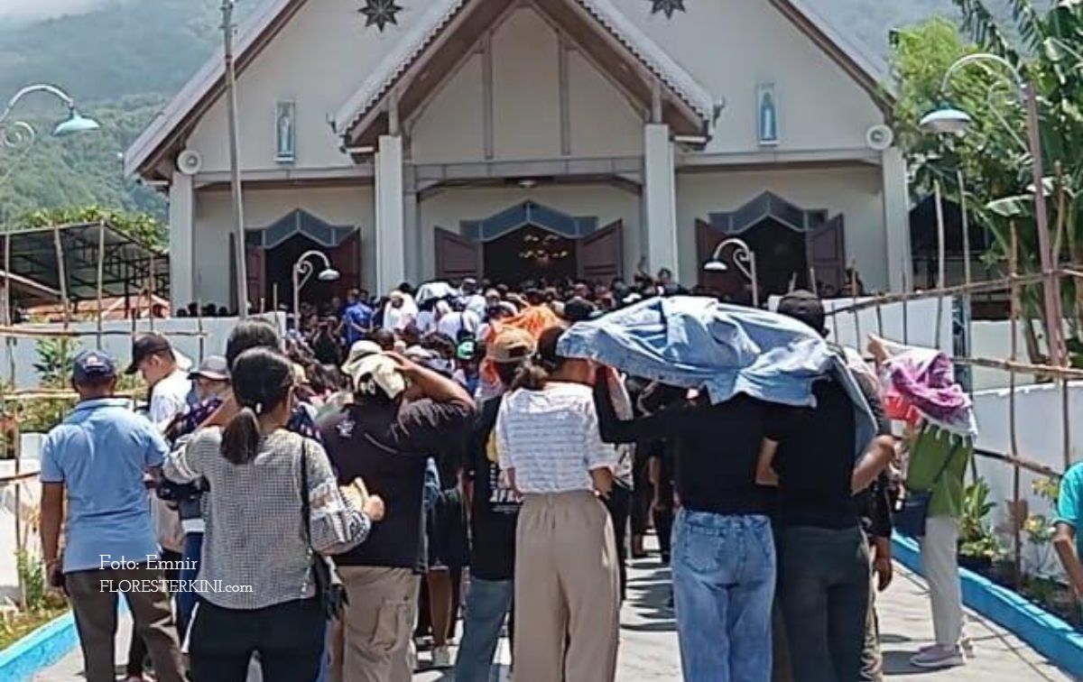 Para peziarah memadati pintu masuk Kapel Tuan Ma jelang prosesi Semana Santa 2024 di Larantuka.//