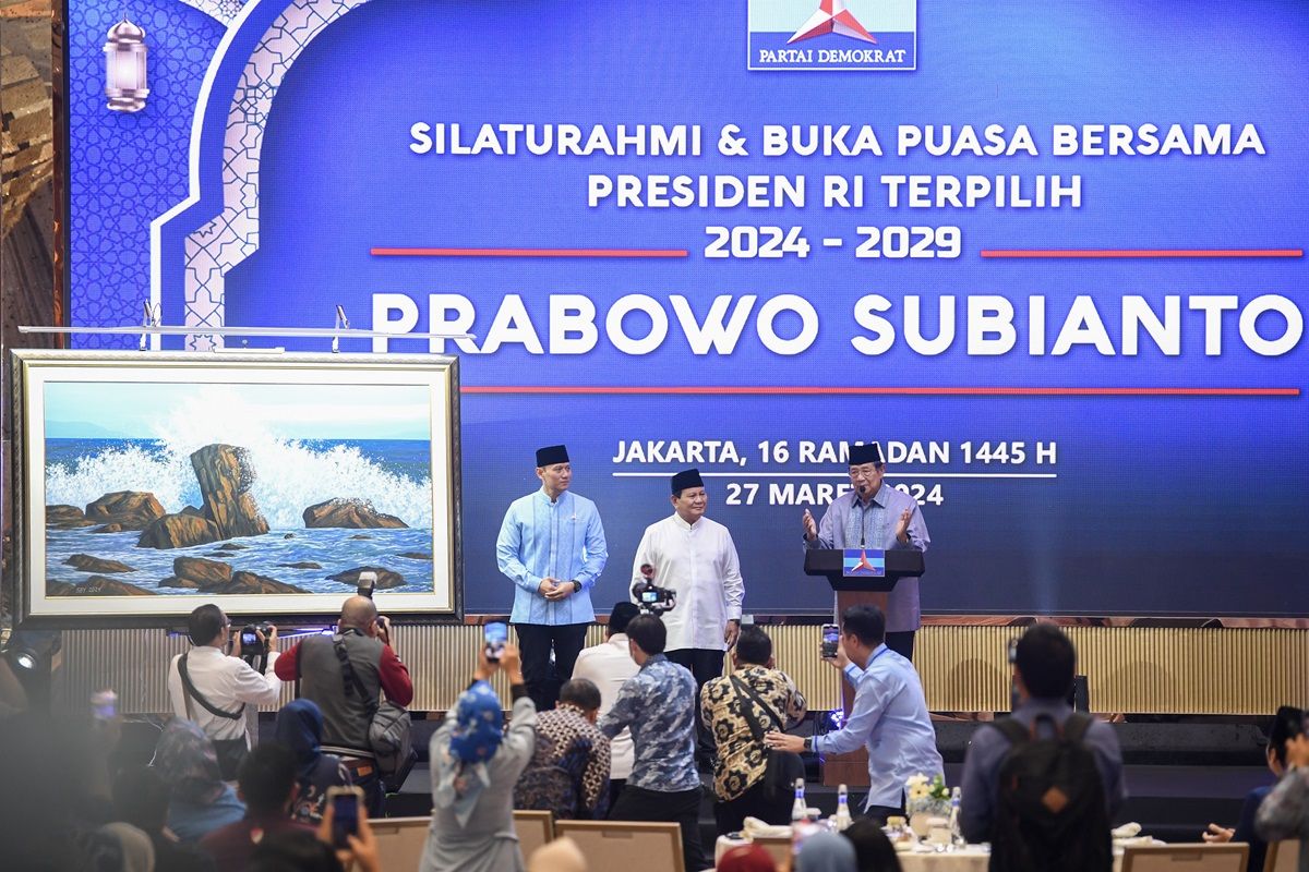 Presiden ke-6 RI sekaligus Ketua Majelis Tinggi Partai Demokrat Susilo Bambang Yudhoyono (kanan) didampingi Ketua Umum Partai Demokrat Agus Harimurti Yudhoyono (kiri) dan Capres terpilih Prabowo Subianto (tengah) menyampaikan sambutan saat silaturahim dan buka puasa bersama dengan Partai Demokrat di Jakarta, Rabu (27/3/2024). Kegiatan tersebut diikuti sekitar 500 orang kader Partai Demokrat, yang merupakan salah satu partai politik yang mendukung pasangan Prabowo Subianto-Gibran Rakabuming Raka