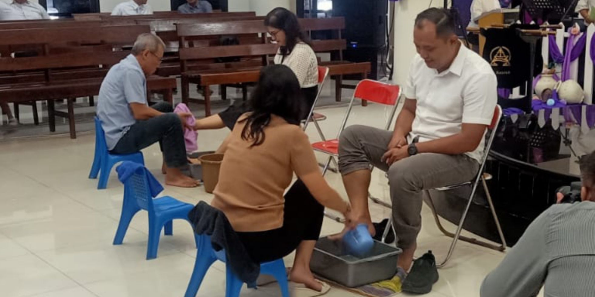 Jemaat GKI Banjarnegara melakukan praktik saling membasuh kaki dalam ibadah Kamis Putih 2024