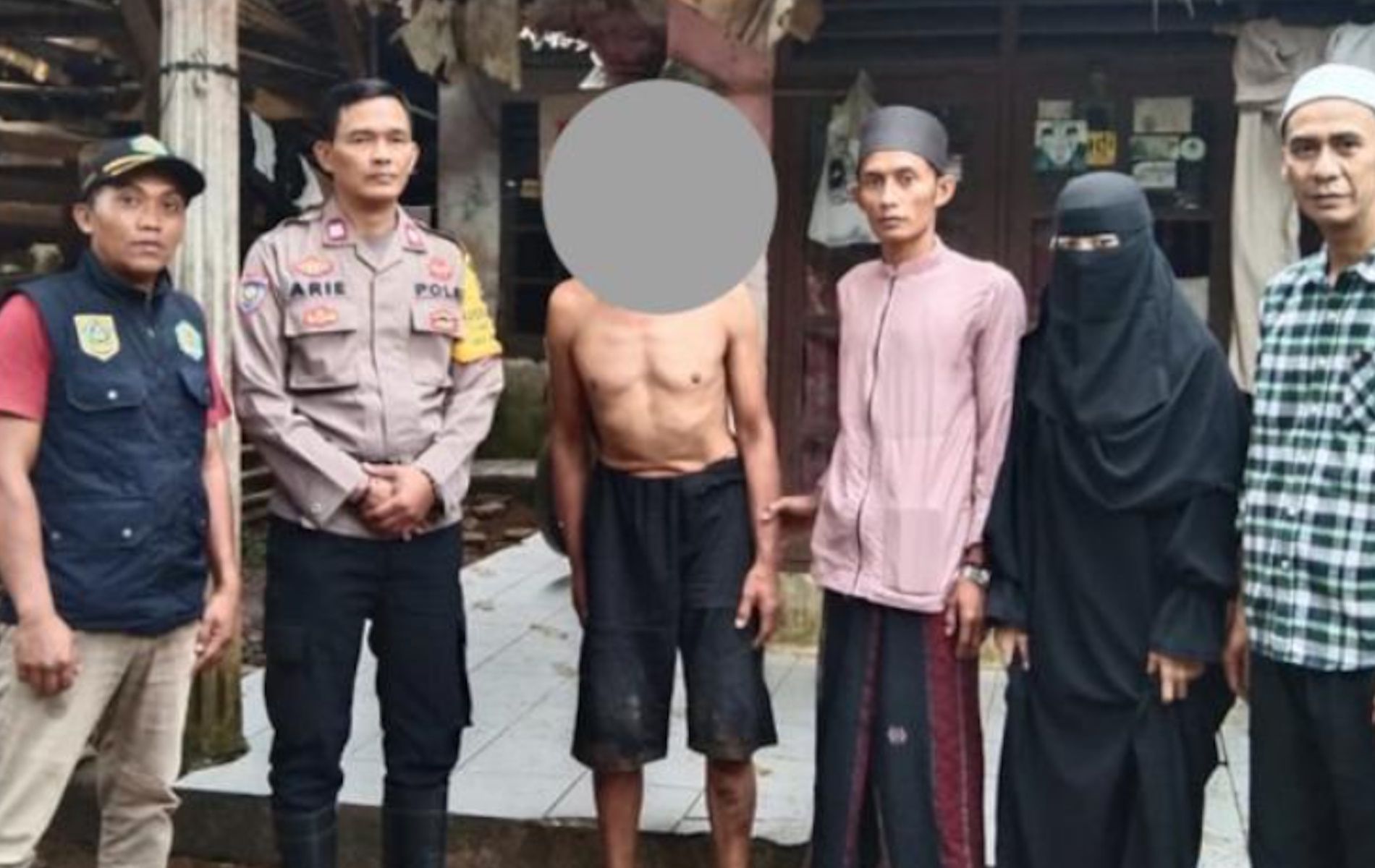 AR alias Boris usia 55 tahun, warga Kampung Kubang, pelaku pencurian pakaian dalam wanita di Ciawi, Bogor, saat diintegorasi Polsek Ciawi.