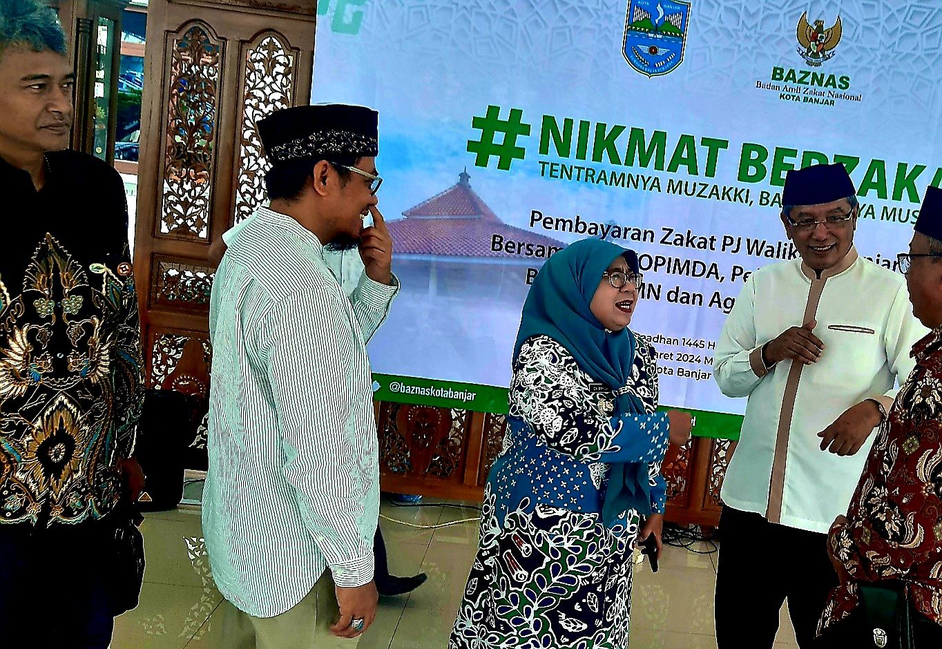 PJ Wali Kota Banjar, Hj.Ida Wahida Hidayati ditengah antara H.Sudarsono dan Sulyanati saat di Pendopo, Kamis (28/3/2024).
