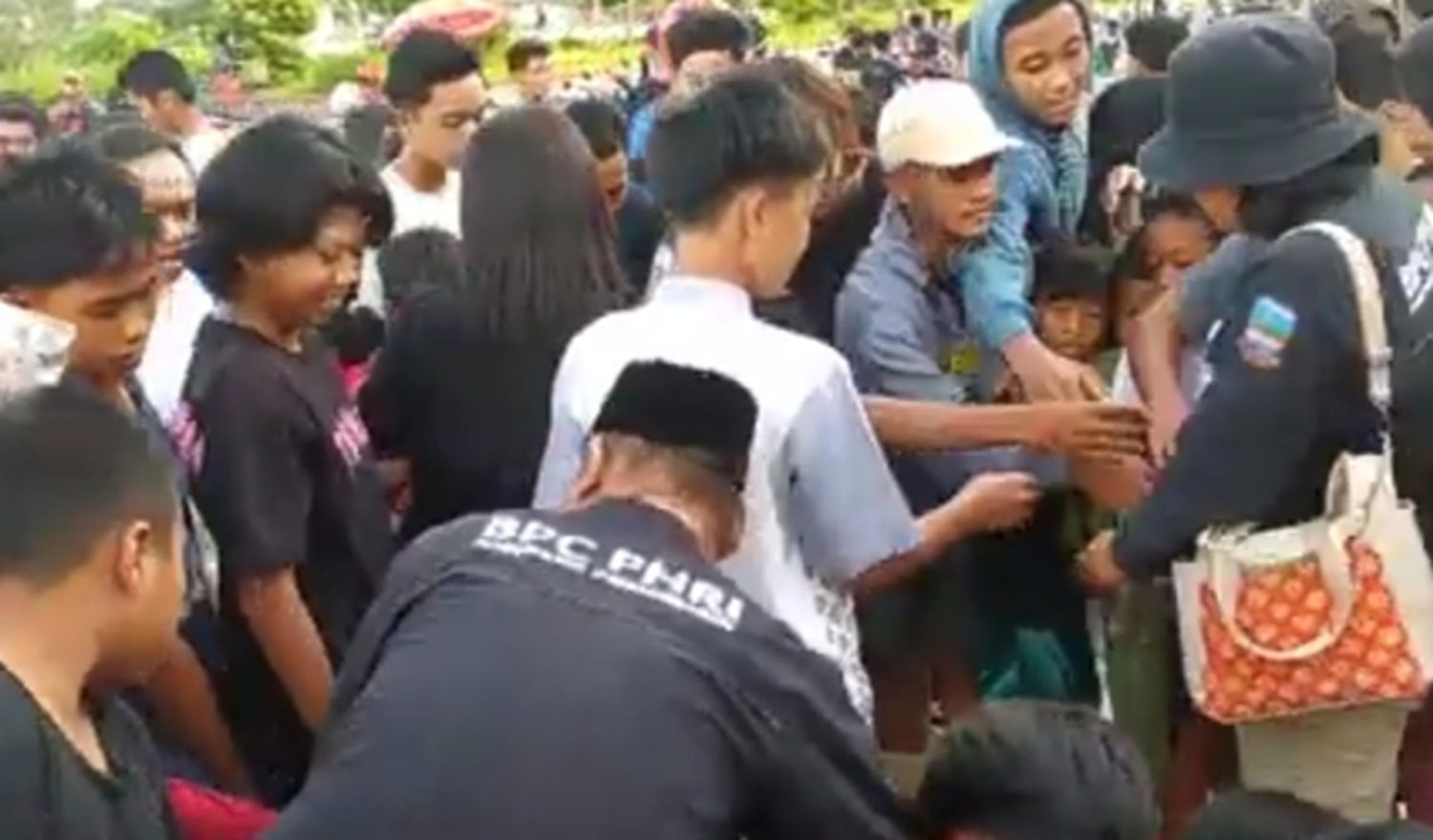 Warga berbondong-bondong mengantri untuk mendapatkan makanan takjil yang dibagikan pengurus PHRI di jalur Pantai Pangandaran.