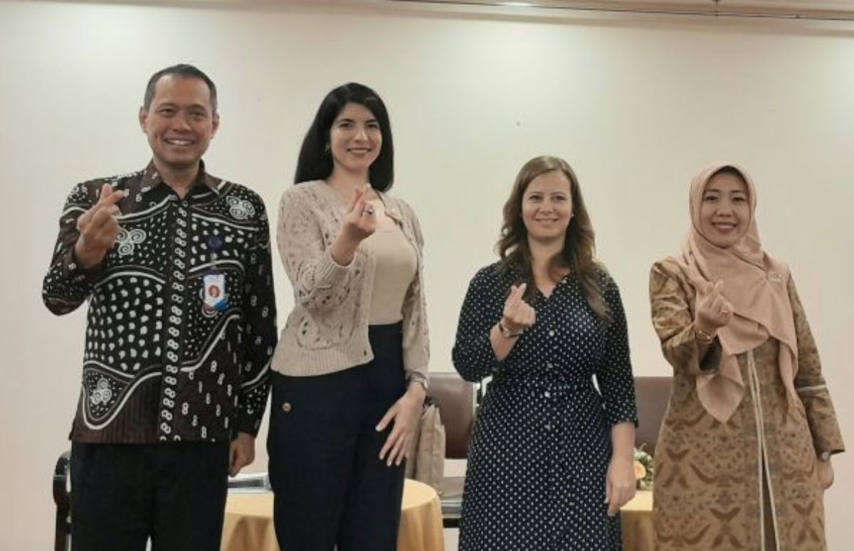Pelaksana Tugas Deputi bidang Pelatihan, Penelitian, dan Pengembangan BKKBN Ukik Kusuma Kurniawan (paling kiri), Duta besar Hongaria untuk Indonesia Lilla Karsay (dua dari kanan) dalam acara Ambassador's Talk di Jakarta, Kamis (28/3/2024).