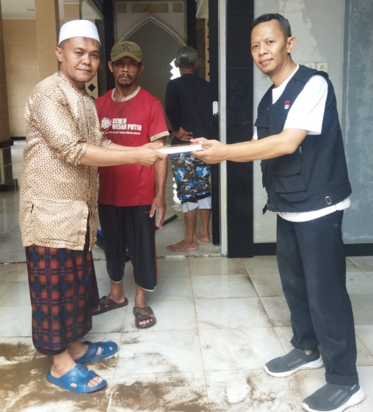 Pendiri FKR, Fajar Nurrochman menyerahkan bantuan 20 mushaf Al Quran ke DKM Masjid Ar Rosyidiyah di Cipongkor, KBB