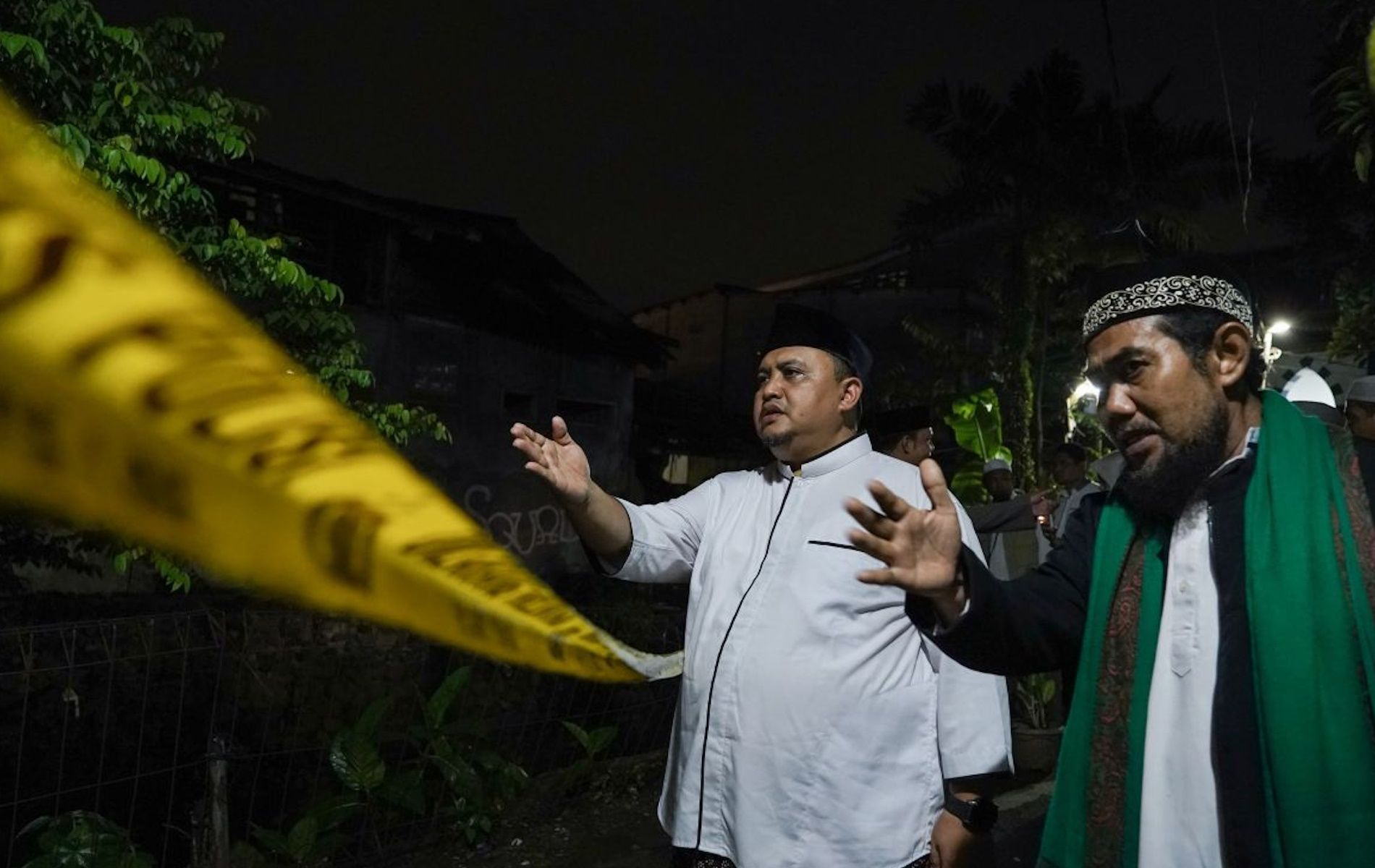 Ketua DPRD Kota Bogor Atang Trisnanto (kiri) meninjau lokasi bencana di Kelurahan Cilendek Barat.
