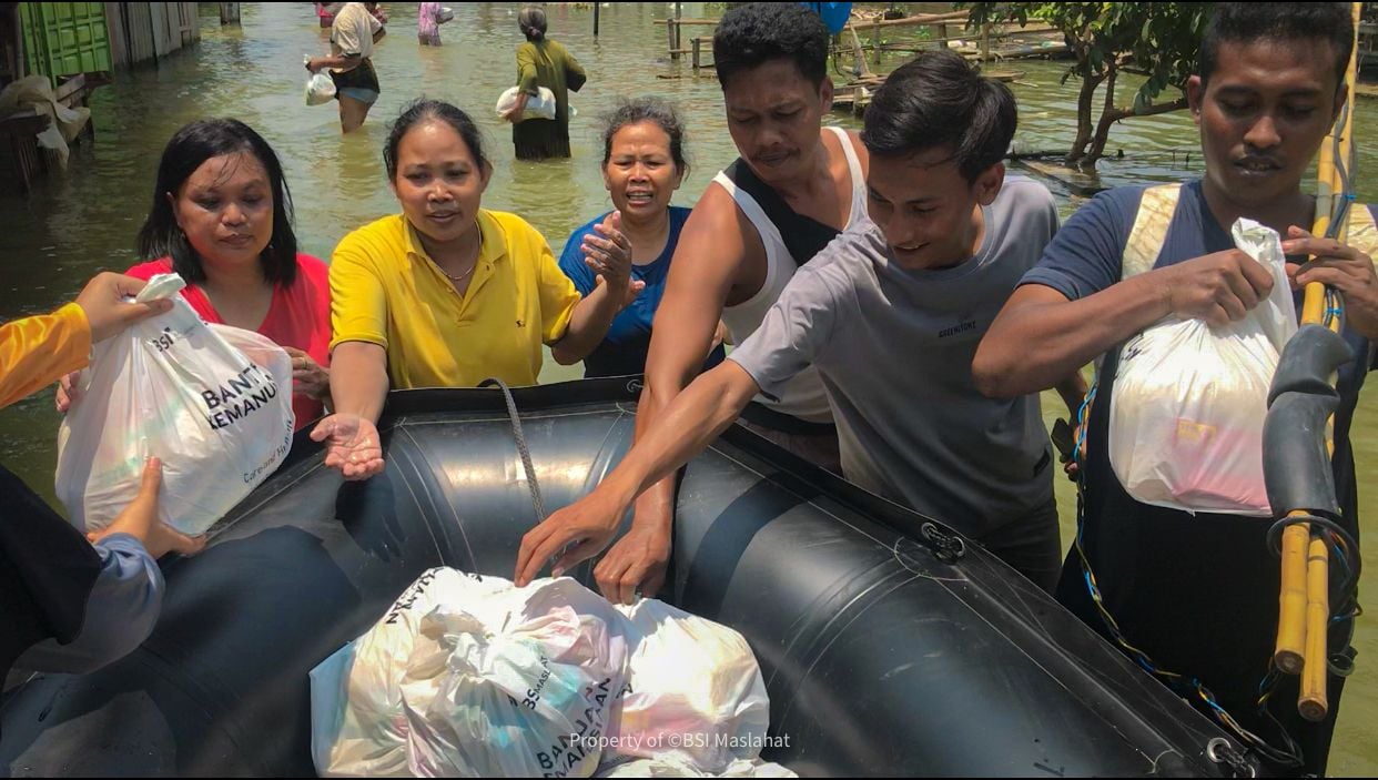BSI Maslahat menyalurkan bantuan kepada penyintas banjir di Kecamatan Karanganyar Kabupaten Demak dan Kudus, Jawa Tengah. Sumber: BSI Maslahat