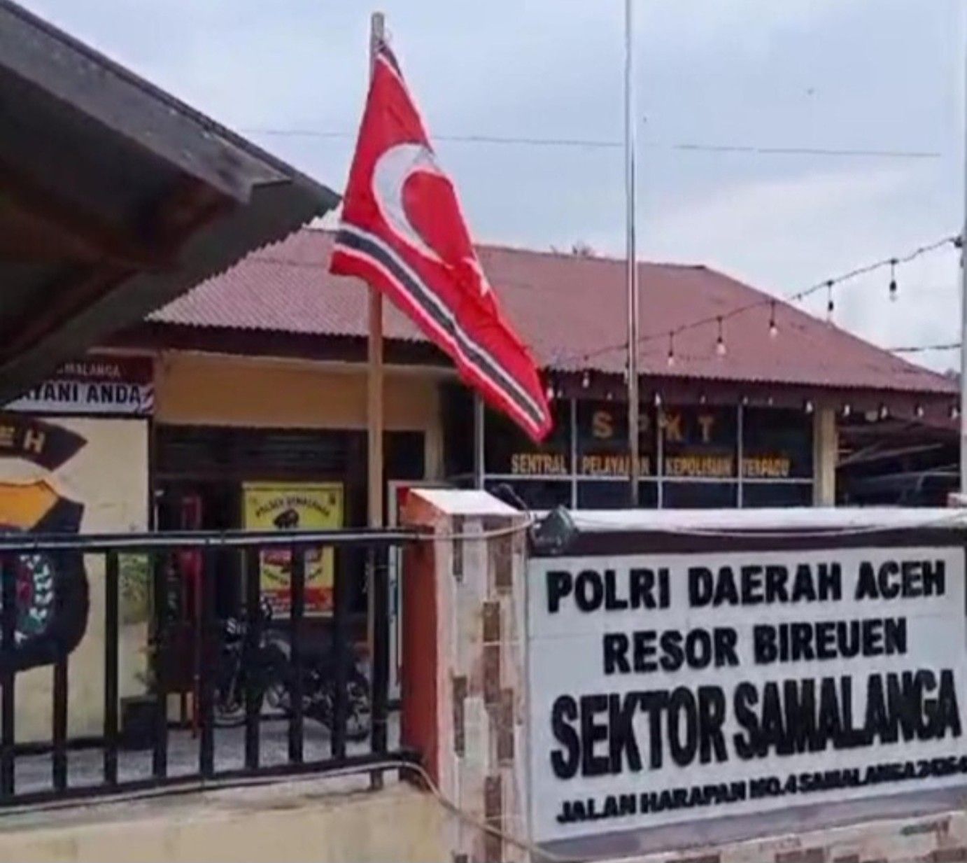 Foto: Bendera Bulan Bintang di Polsek Samalanga (Foto: tangkapan layar)