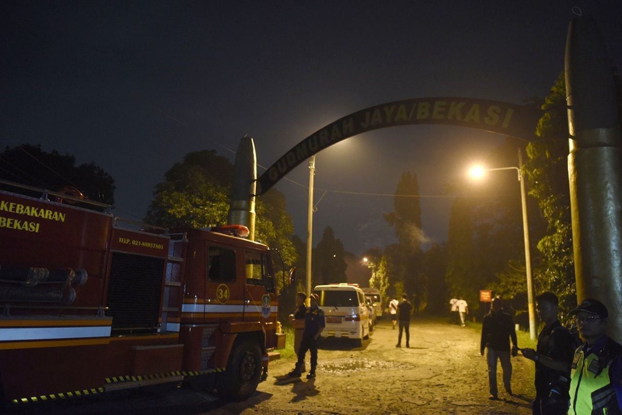Kendaraan pemadam kebakaran berada di gerbang Gudmurah Jaya/Bekasi Ciangsana saat terjadi kebakaran gudang peluru di kawasan Gunung Putri, Bogor, Jawa Barat, Sabtu (30/3/2024). Menurut warga ledakan gudang tersebut terjadi pada pukul 18.05 WIB, yang mengakibatkan adanya proyektil berhamburan. 