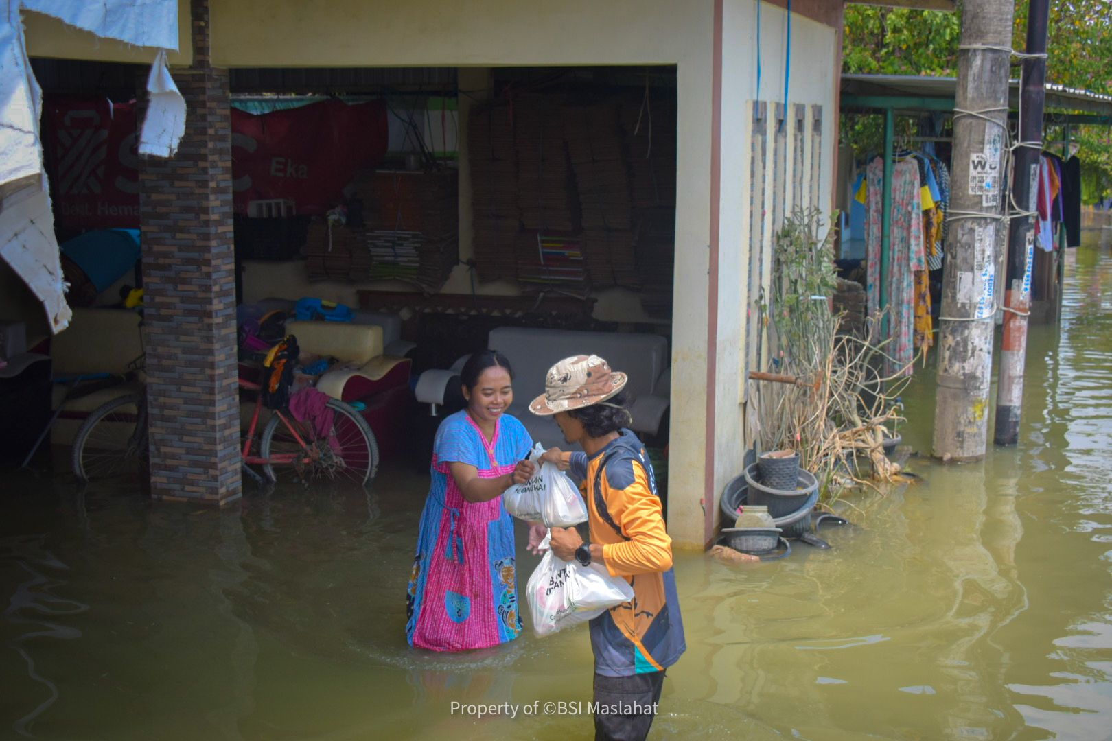 BSI Maslahat menyalurkan bantuan kepada penyintas banjir di Kecamatan Karanganyar Kabupaten Demak dan Kudus, Jawa Tengah. Sumber: BSI Maslahat