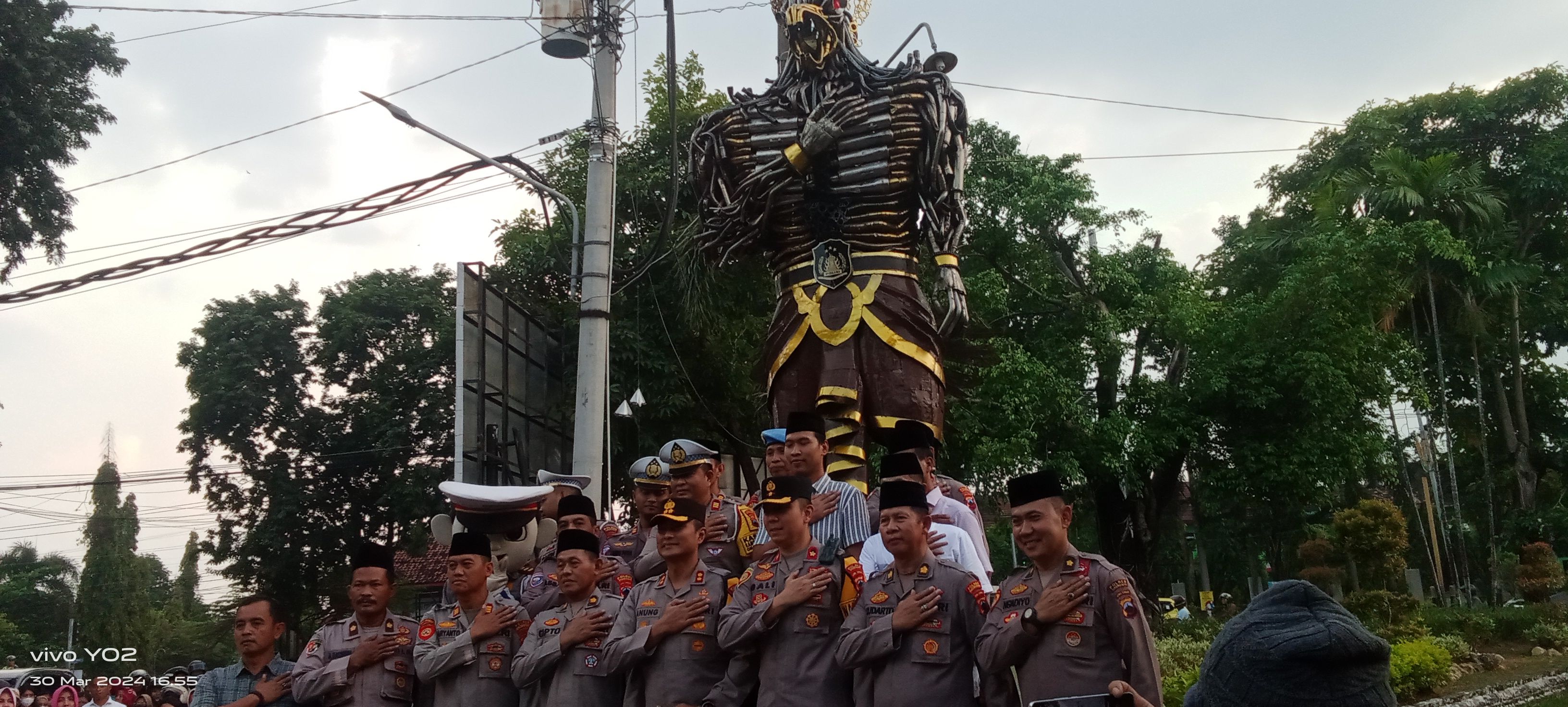 Kapolres Grobogan AKBP Dedy Anung Kurniawan bersama PJU Polres Grobogan berfoto di depan Patung Garbha. 