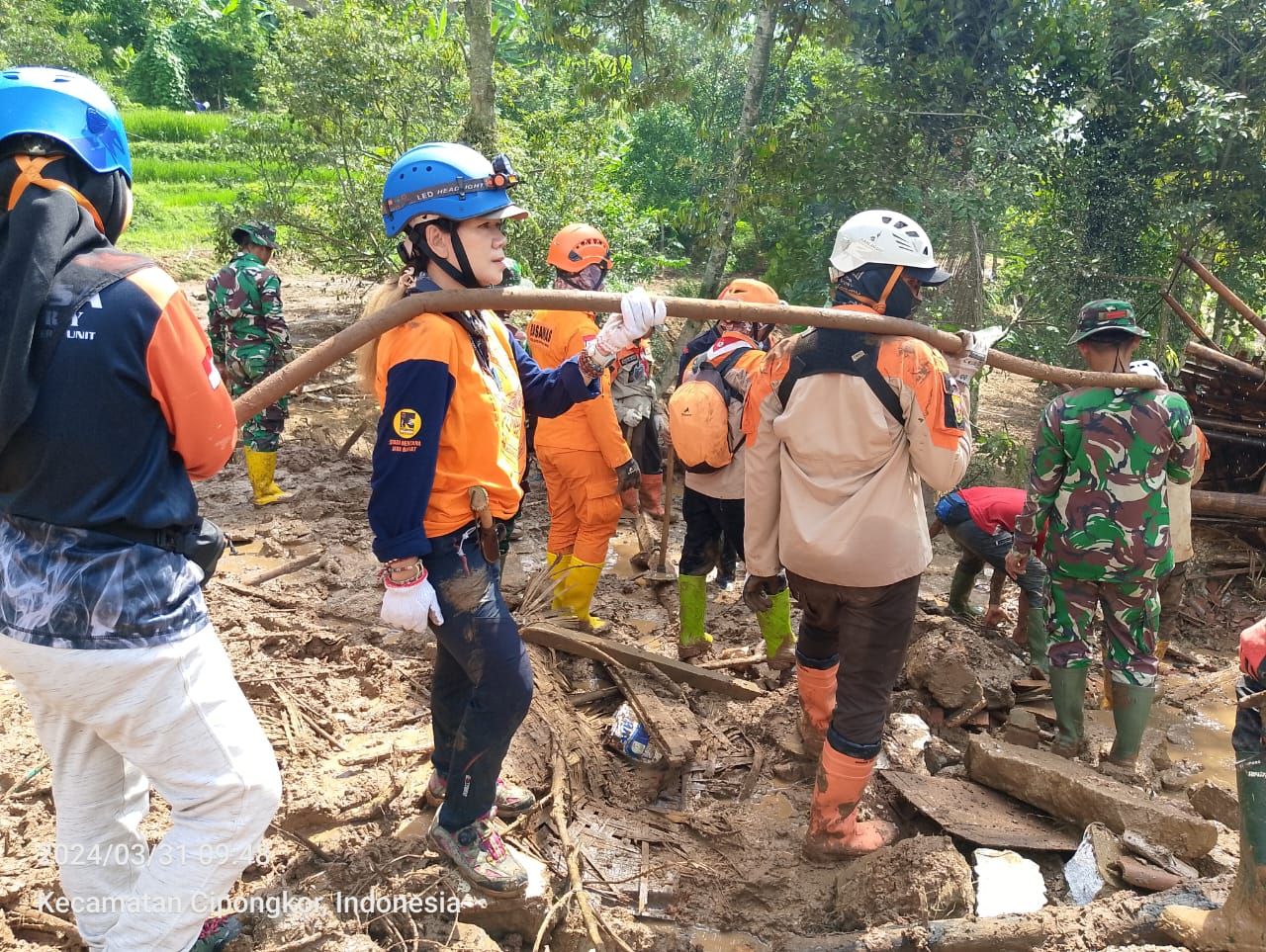 Relawan yang tergabung di Posgab Siaga Bencana Jabar  Bunda Rani Relawan  TRC Teko ( kedua dari kiri ) turut melakukan pencarian korban di lokasi longsor kampung gintung desa cibenda kecamatan cipongkor kbb