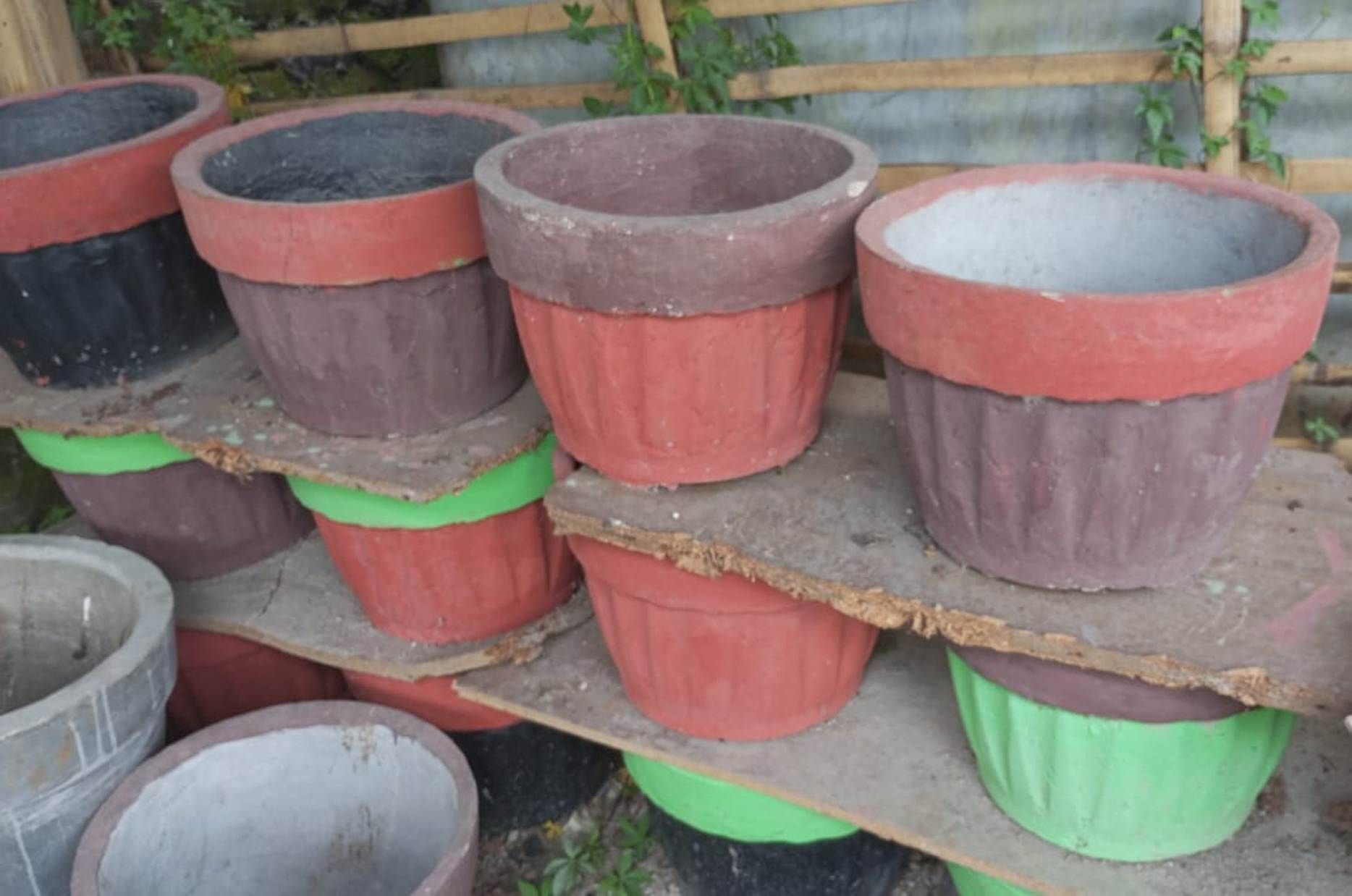Pot tanaman dari abu sampah yang dibuat warga RW 02, Desa Wanakerta, Kecamatan Cibatu, Kabupaten Garut