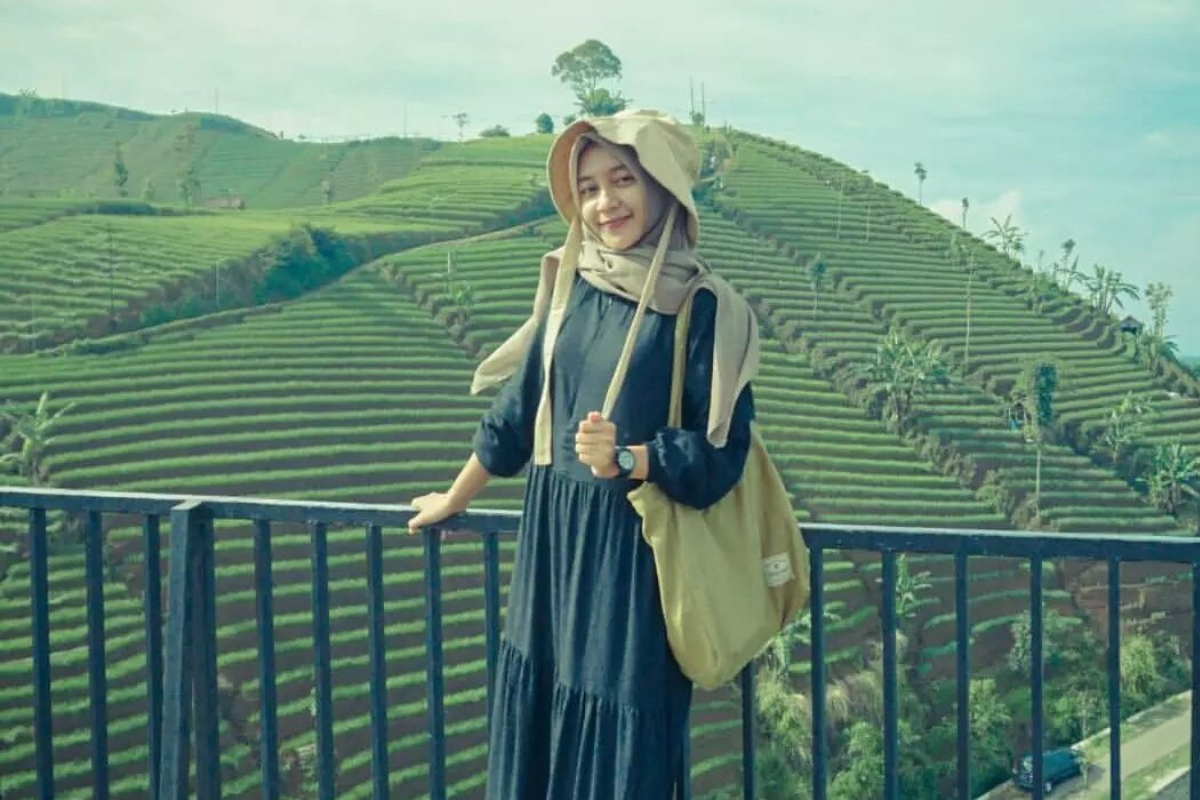 pengunjung berfoto di Lawang Saketeng dengan panorama Terasering Panyaweuyan/Instagram @lawang_saketeng